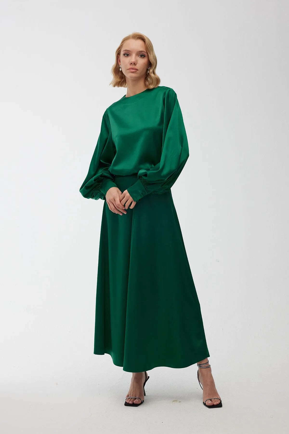 Manuka  Satin-Abendkleid, ausgestellter Rock, Smaragdgrün