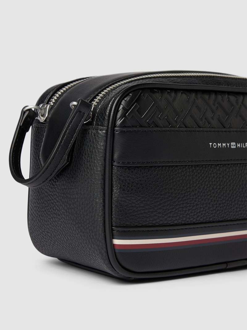 Kulturtasche mit Label-Details Modell 'CENTRAL' in schwarz