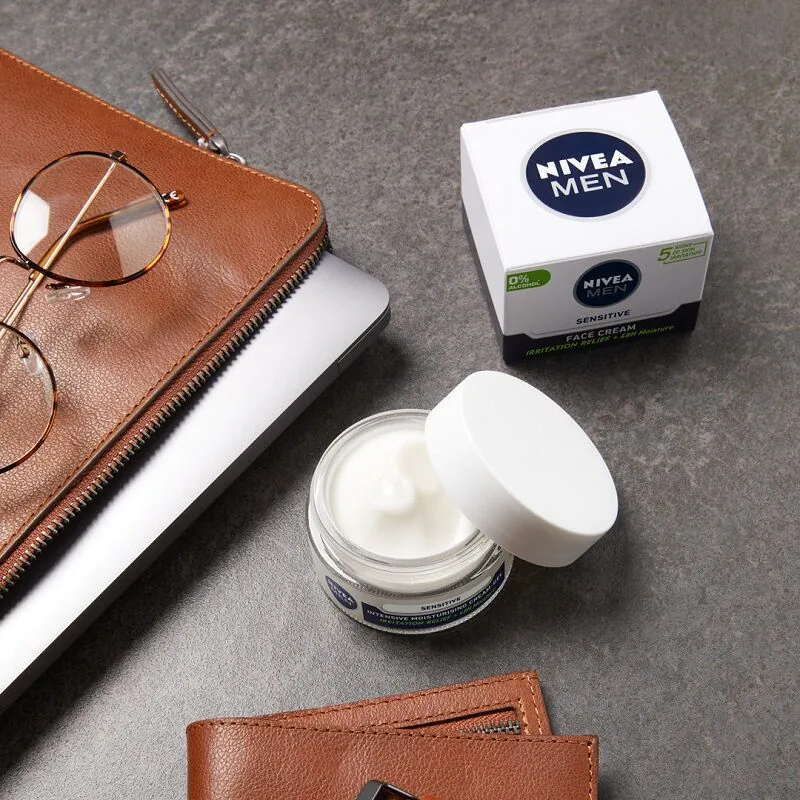 „Nivea Men Sensitive“ intensyviai drėkinamasis kremas vyrams, skirtas jautriai odai.