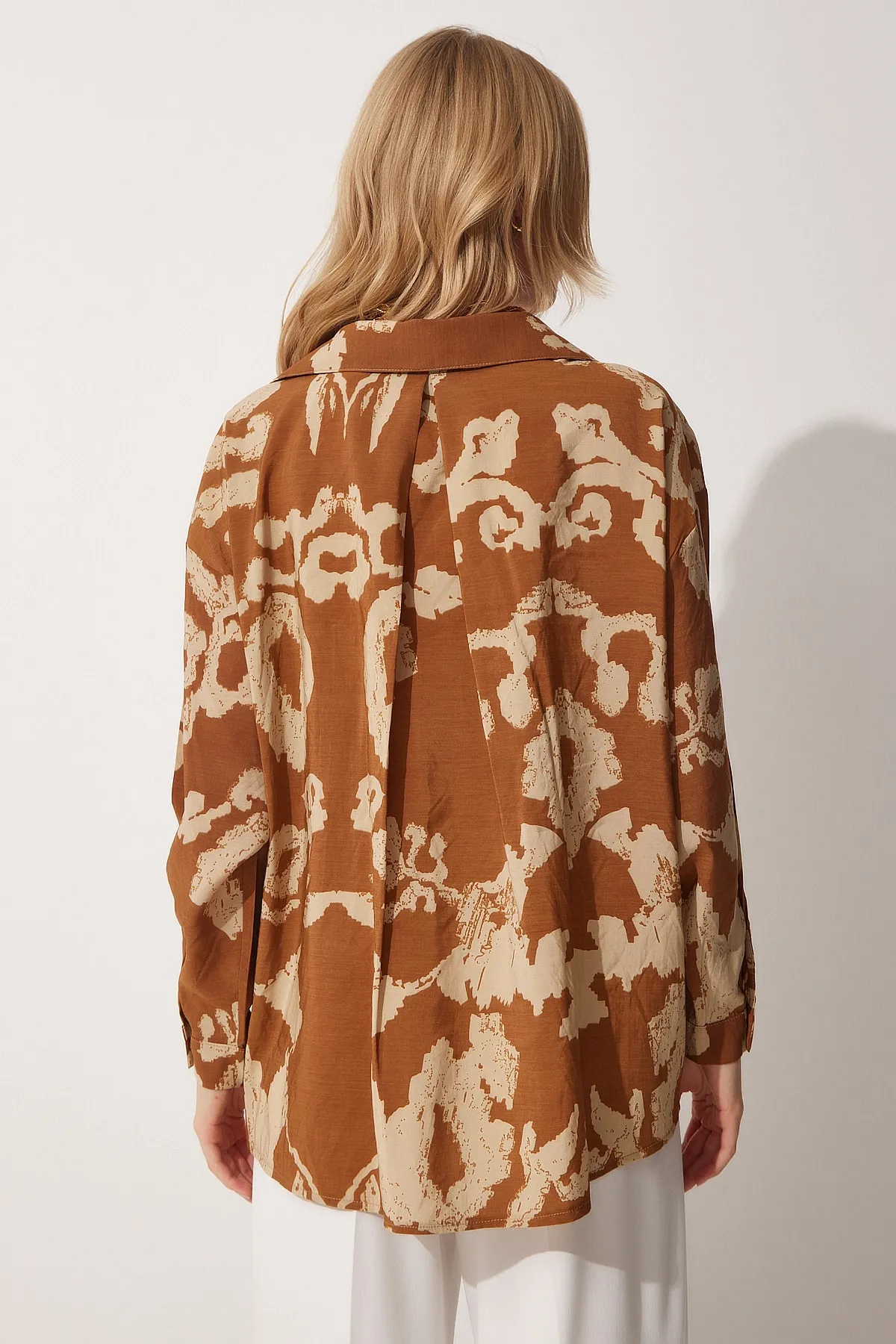 Happiness İstanbul  Braunes gemustertes Oversize-Hemd aus Baumwollsatin für Damen OH00044