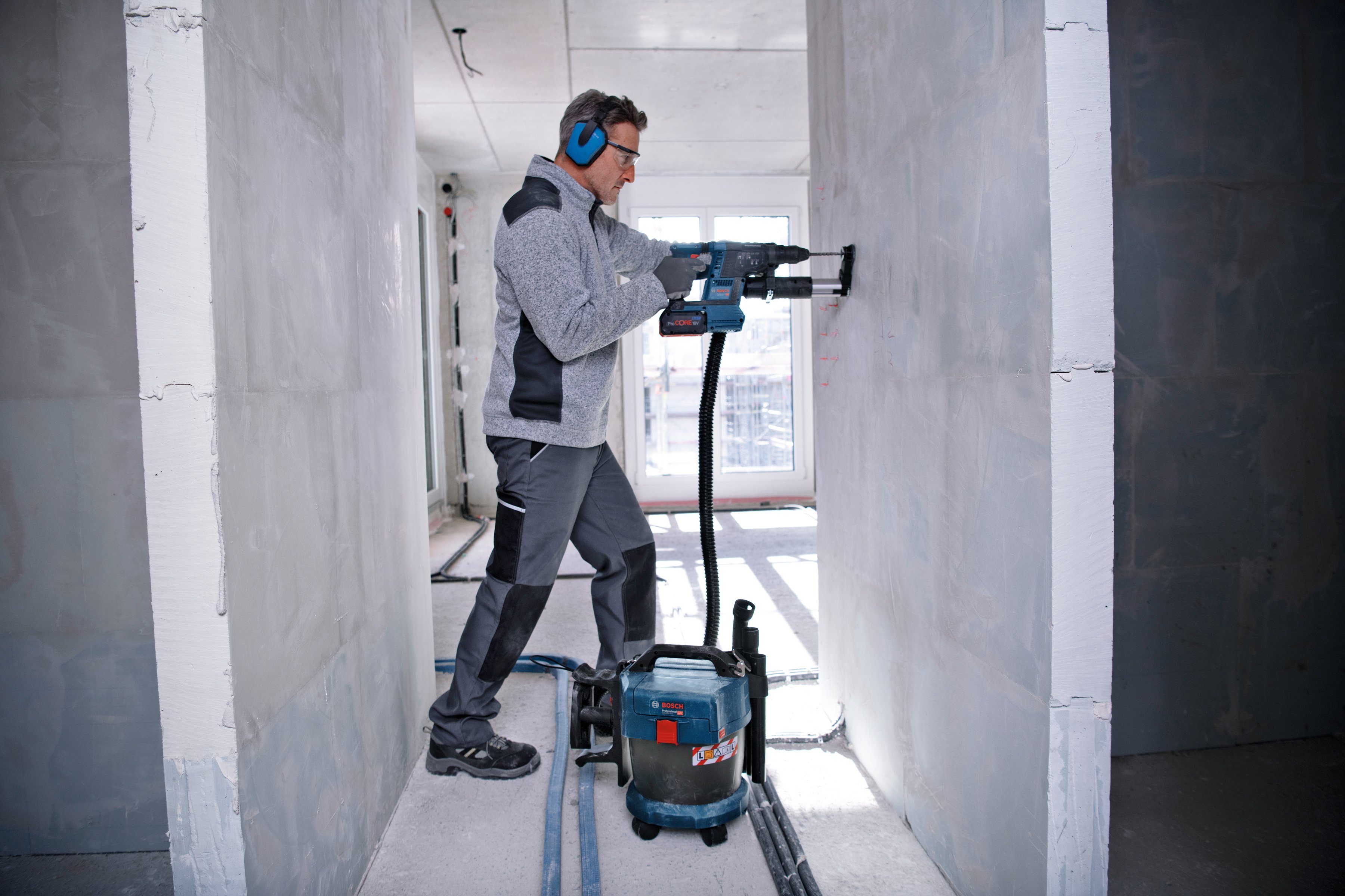Bosch Professional Nass-Trocken-Akkusauger GAS 18V-10, beutellos, 10 l, inkl. Zubehör, ohne Akku und Ladegerät