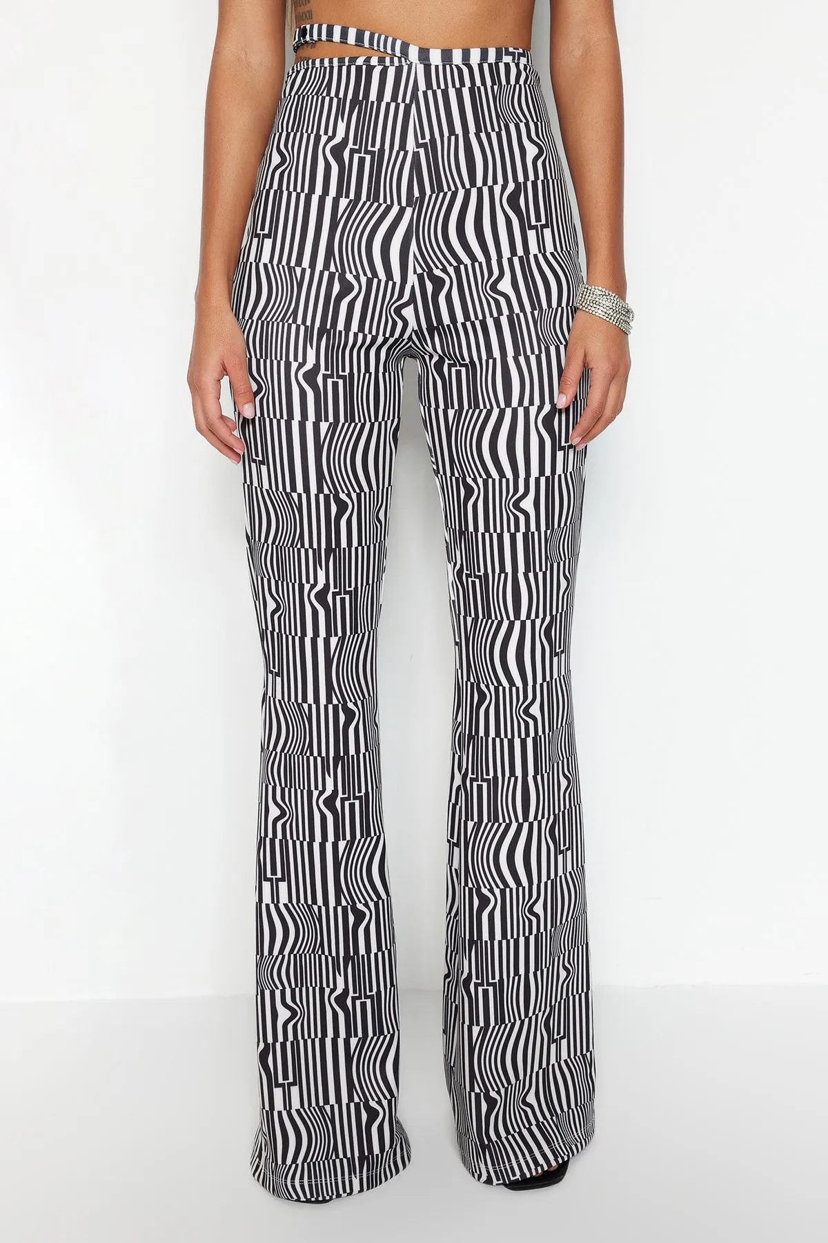 Trendyol Collection  Mehrfarbige gestrickte gestreifte Hose mit weitem Bein TPRSS23PL00011