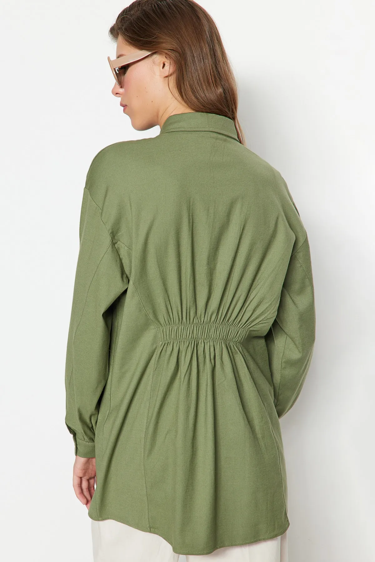 Trendyol Modest  Khakifarbenes, gewebtes Hemd mit Gimpen auf der Rückseite TCTSS23TG00061