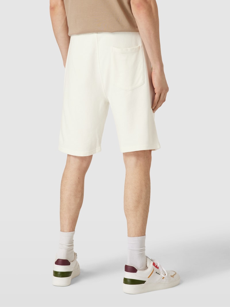 Shorts mit seitlichen Eingrifftaschen in offwhite