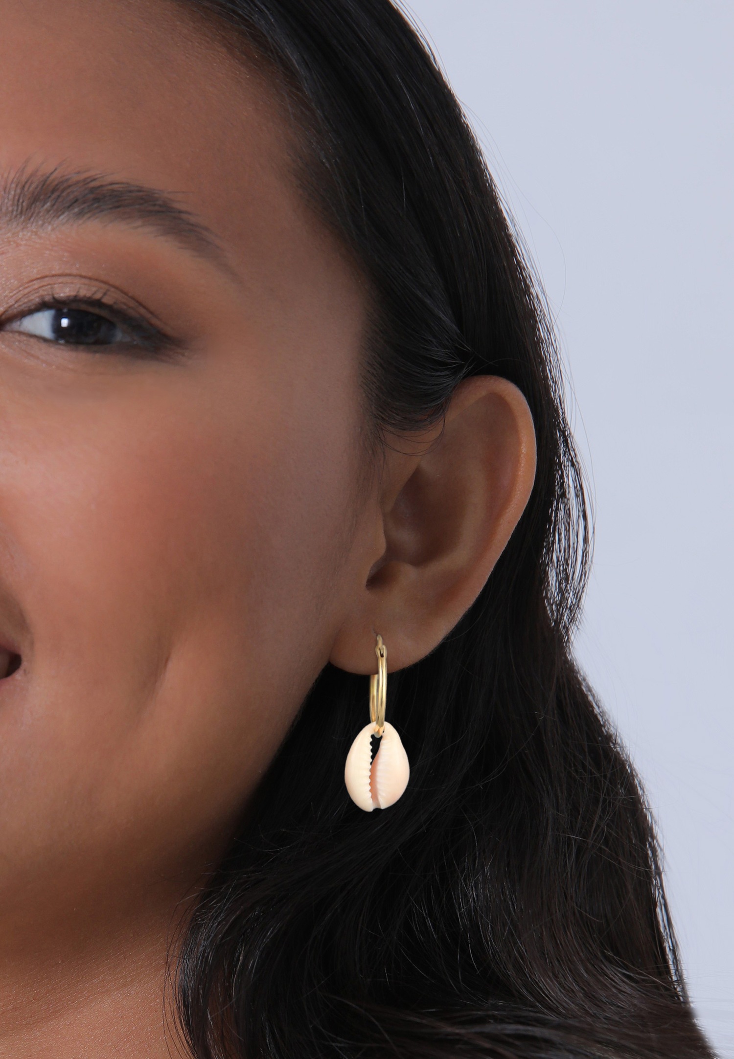 Pendientes de aro modernos para mujer de Elli con concha de cauri en plata de ley 925 chapada en oro.