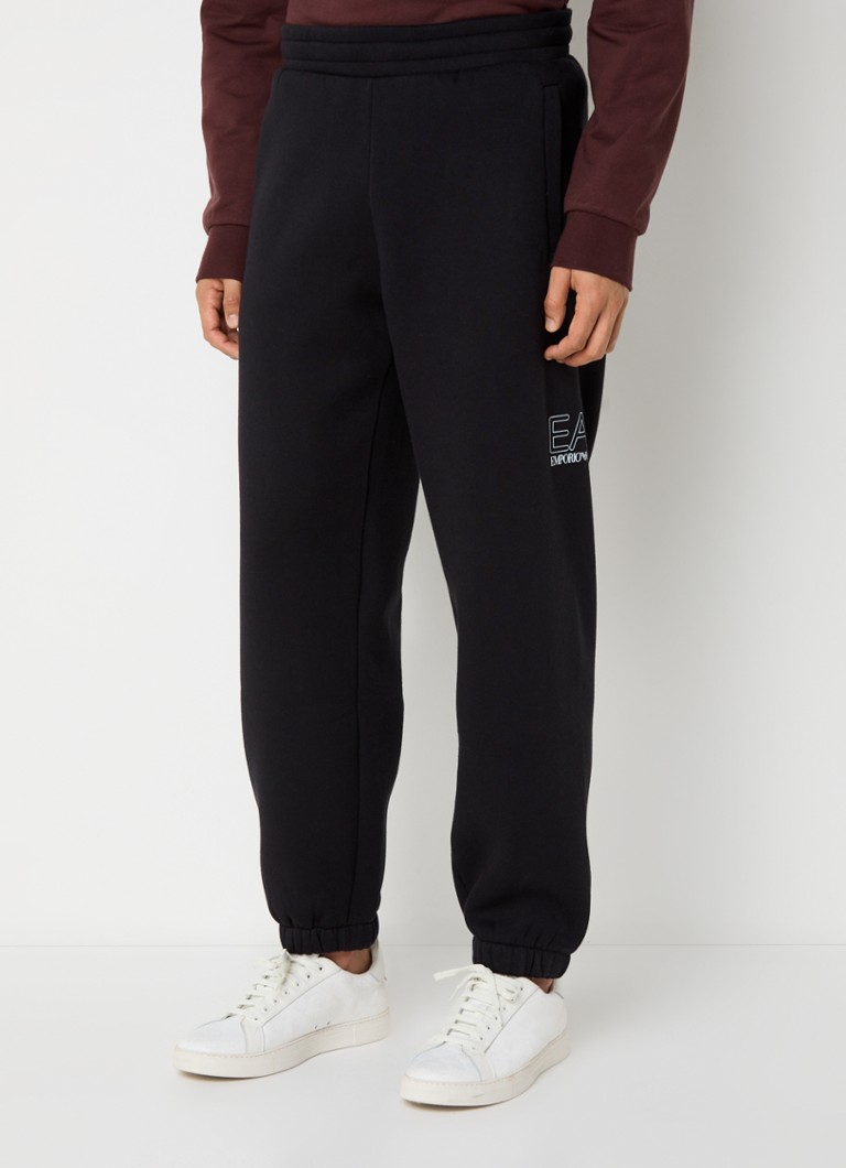 Pantaloni de trening slim fit de la Emporio Armani, cu logo și buzunare laterale.