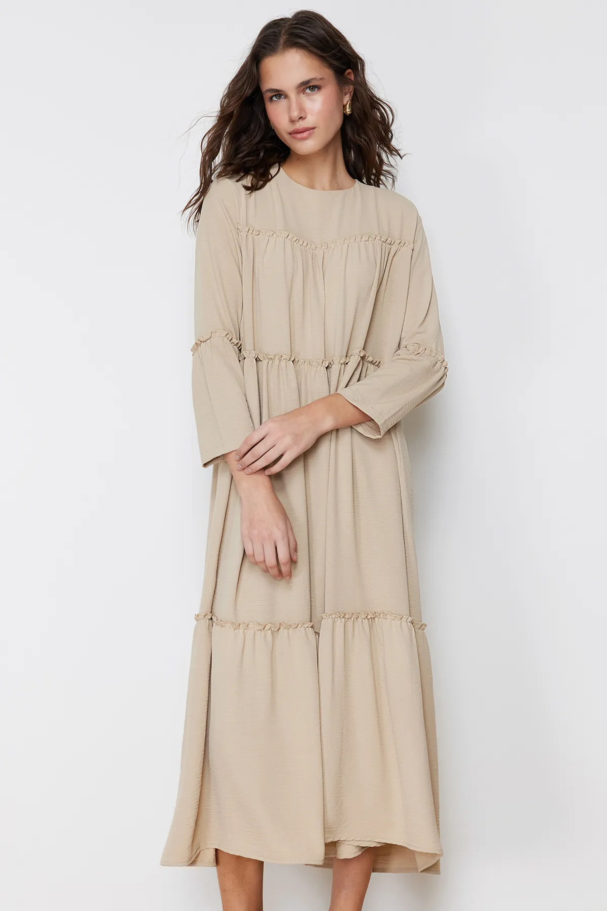 Trendyol Modest  Beigefarbenes Webkleid mit Paspelierung und detailliertem Muster TCTSS24EB00089