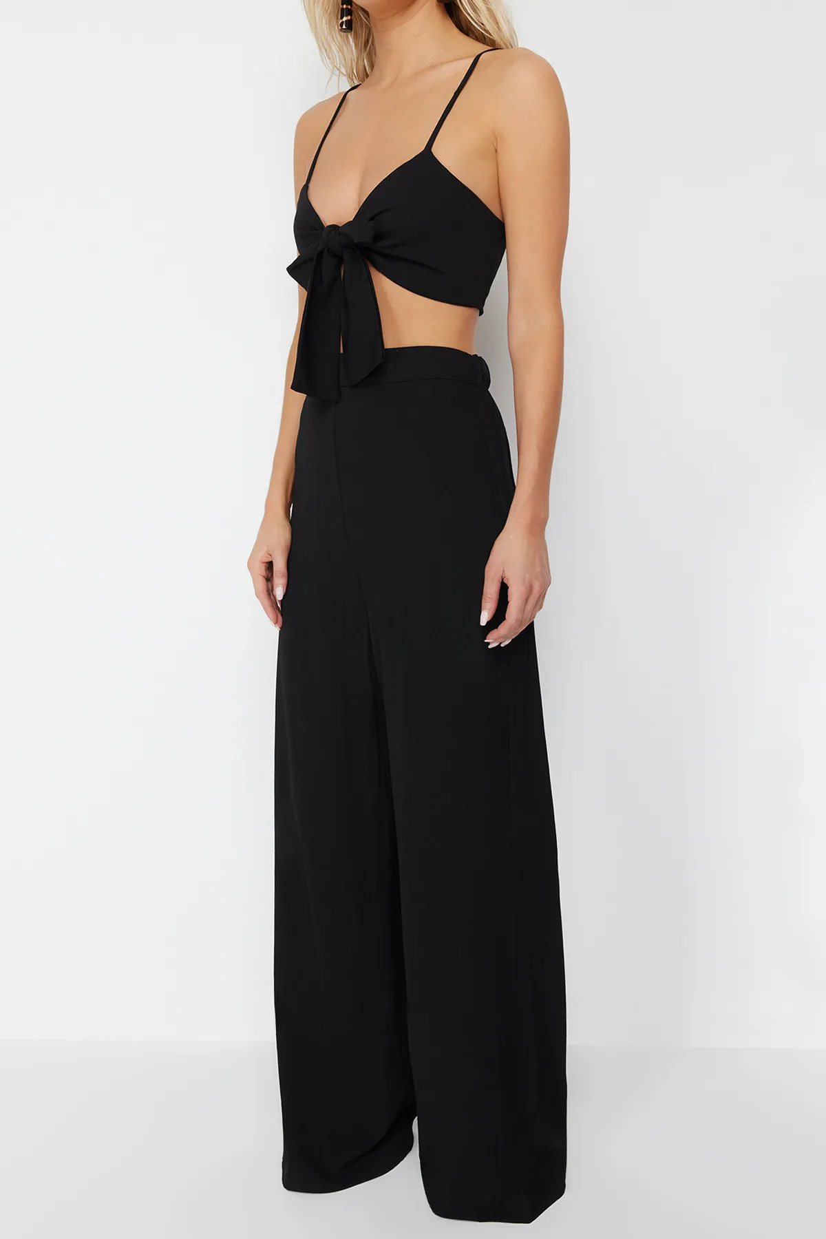 Trendyol Collection  Schwarzes Set aus gewebter Bluse und Hose zum Binden TBESS22AU0108