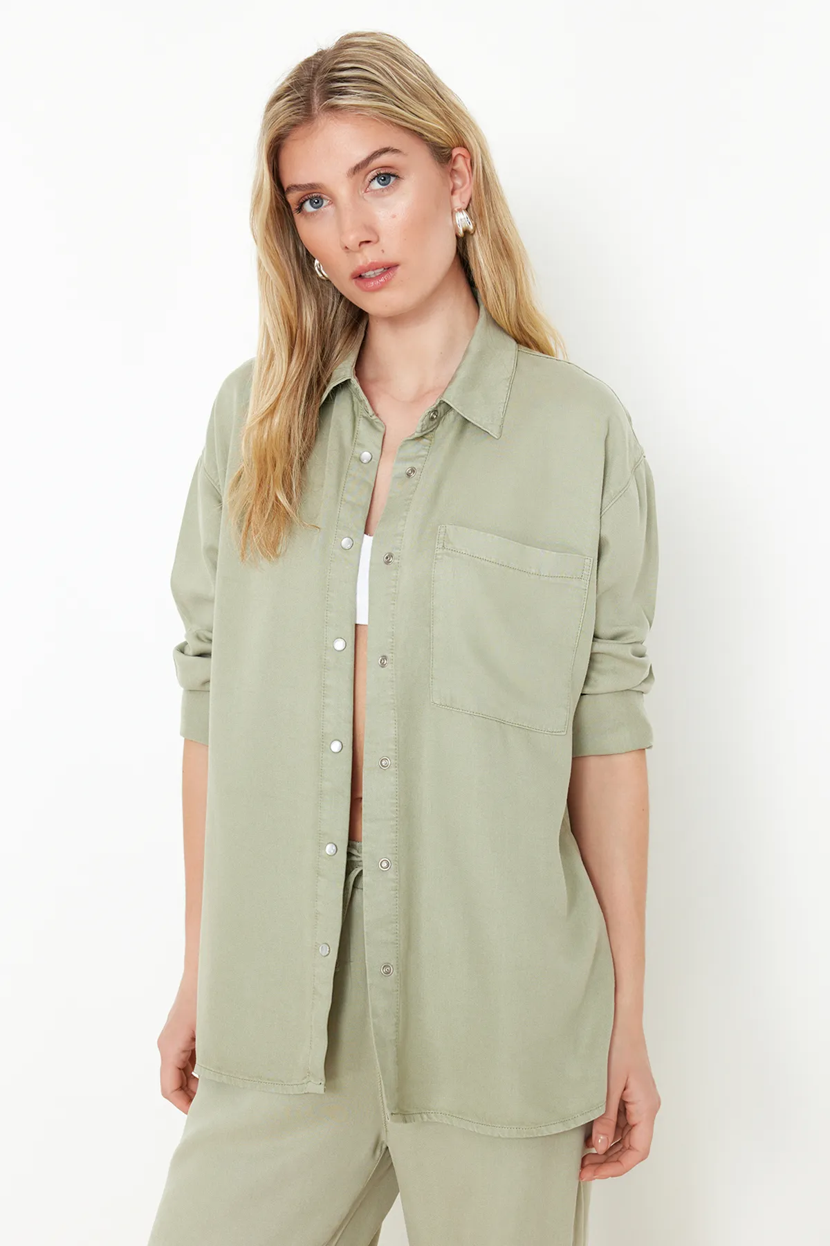Trendyol Collection  Mintgrünes Oversize-Jeanshemd aus 100 % Tencel™ TWOSS24GO00142