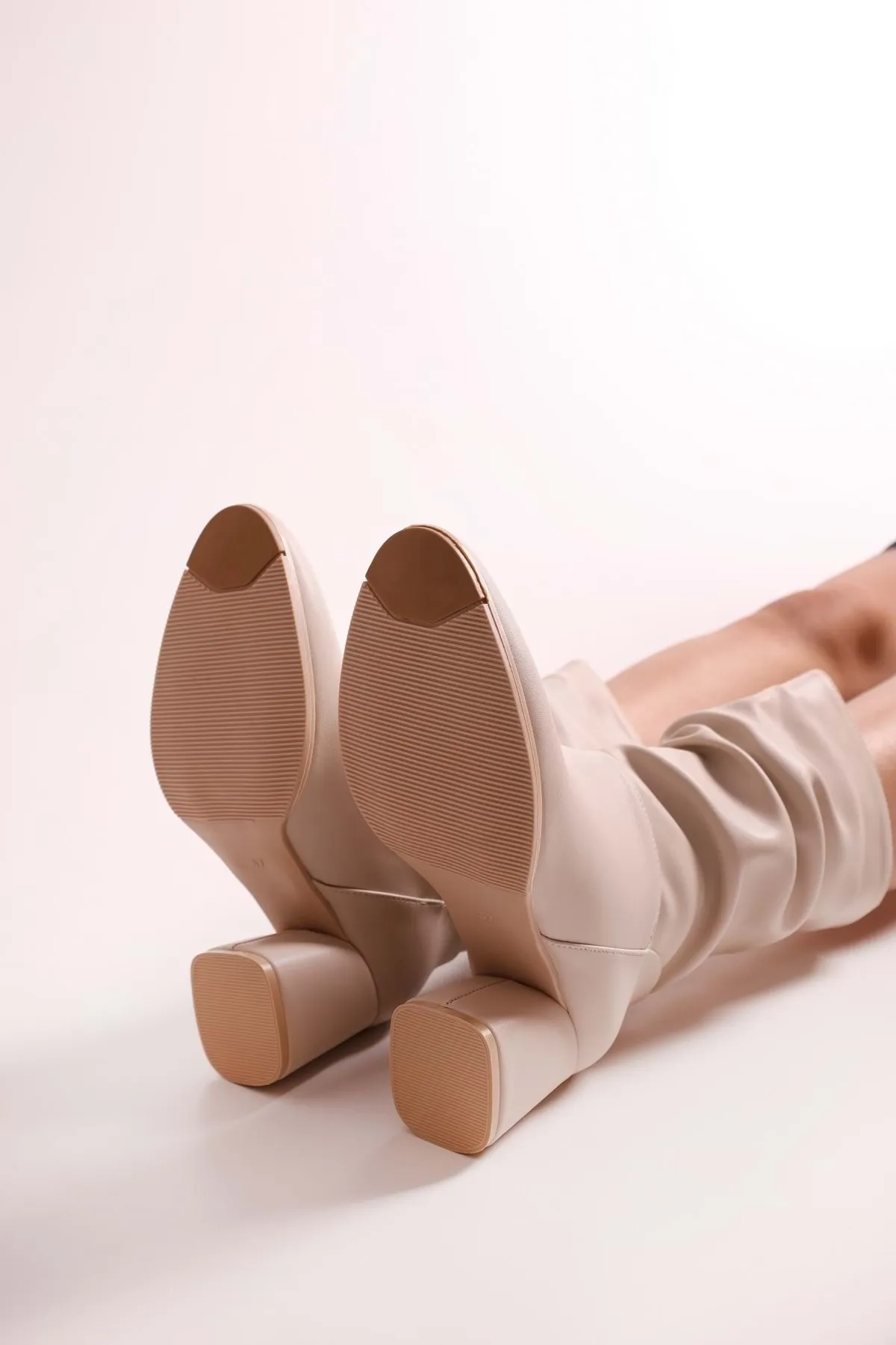 Shoeberry  Damen-Stiefel Nollie Beige mit Zwickel und Absatz Beige Haut
