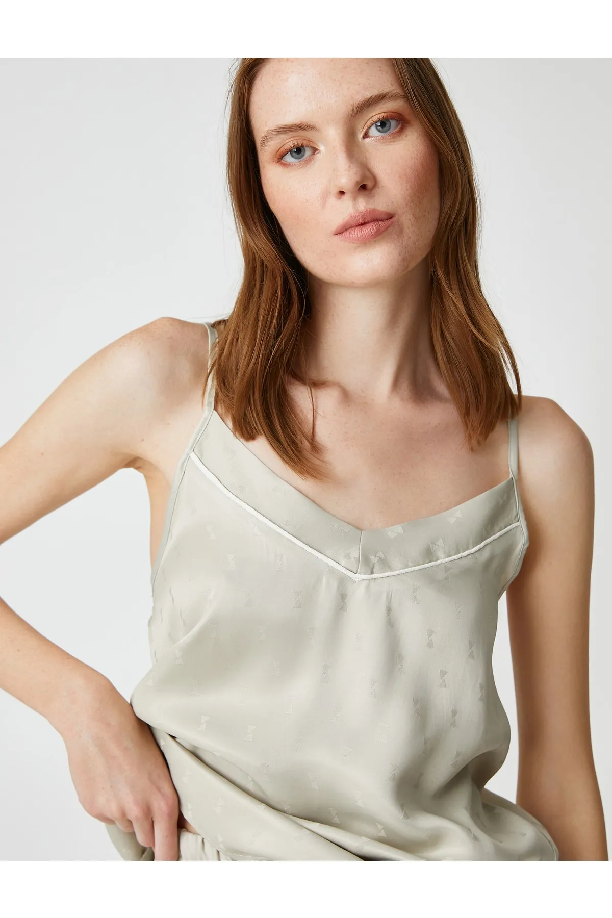 Koton  Satin-Pyjama-Oberteil mit Trägern, Jacquard-V-Ausschnitt