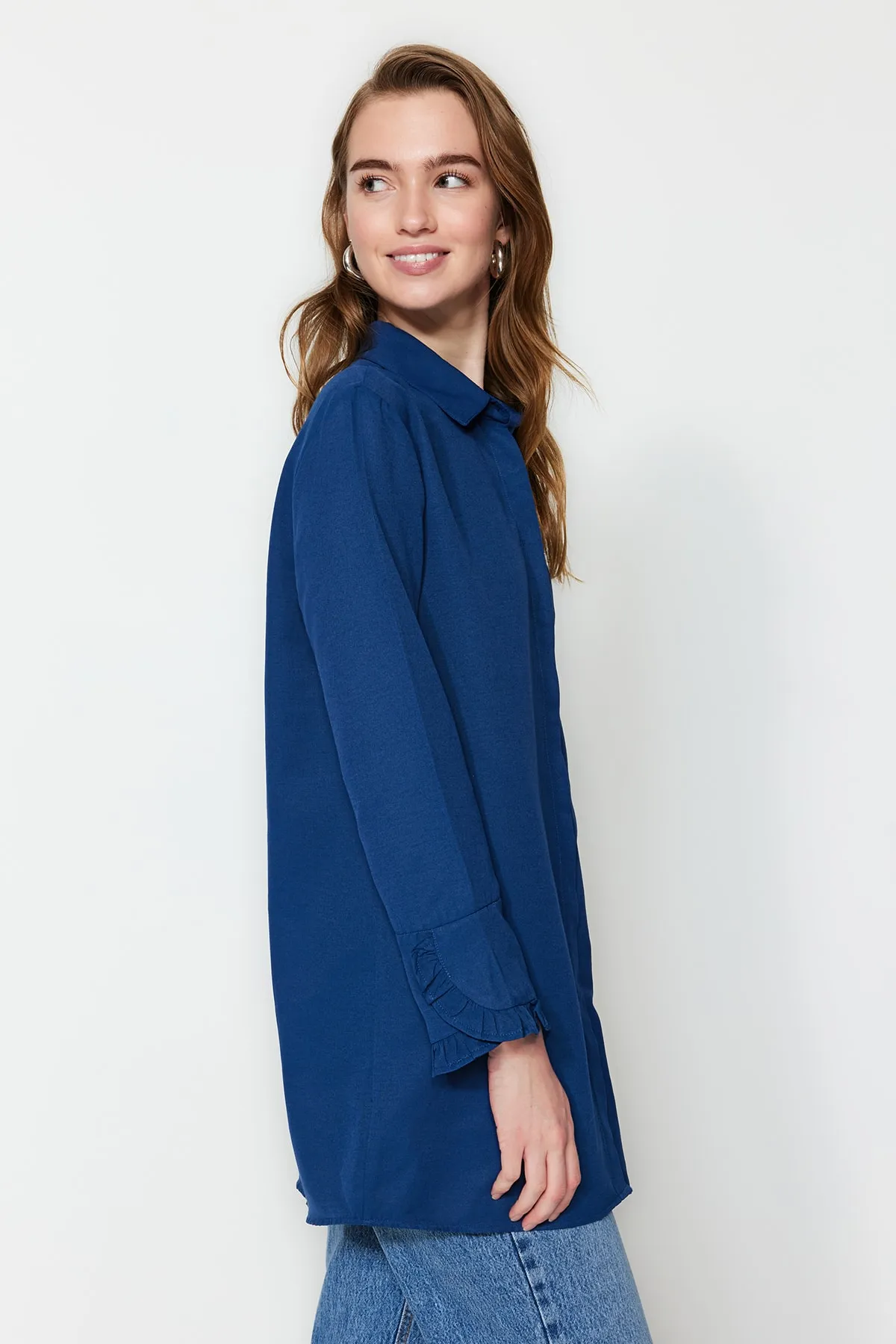 Trendyol Modest  Indigoblaues Hemd aus gewebter Baumwolle mit Rüschen im Denim-Look TCTSS23TG00042