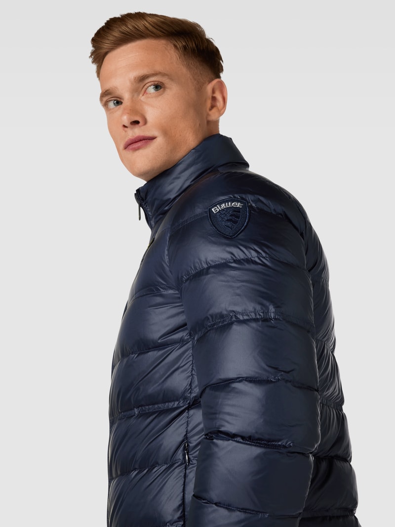 Daunenjacke mit Label-Detail in marineblau