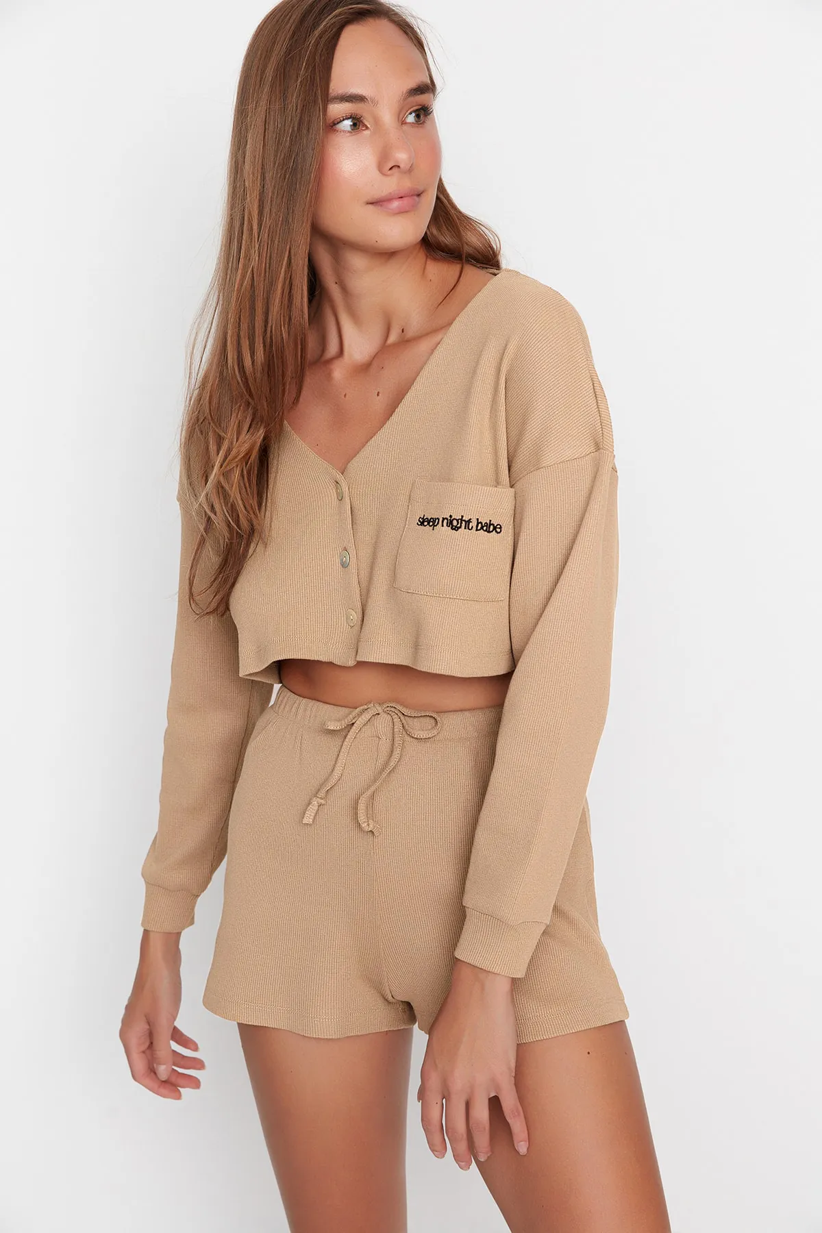Trendyol Collection  Beige gestricktes Pyjama-Set mit Strickjacke und Shorts aus Cord-Baumwolle mit Stickerei THMAW22PT0229