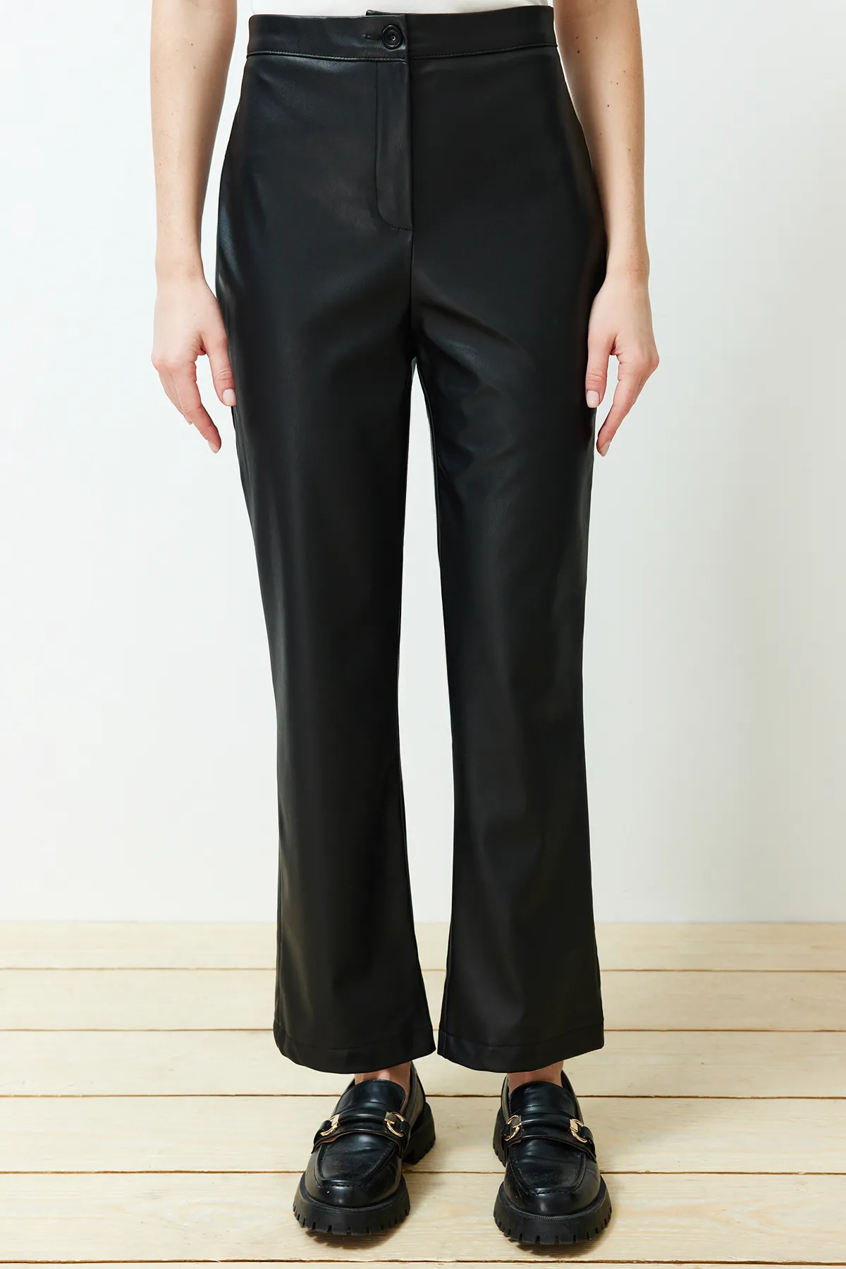 Trendyol Collection  Schwarze gerade/gerade geschnittene Hose aus gewebtem Kunstleder mit schmalem Bein TWOAW22PL0284