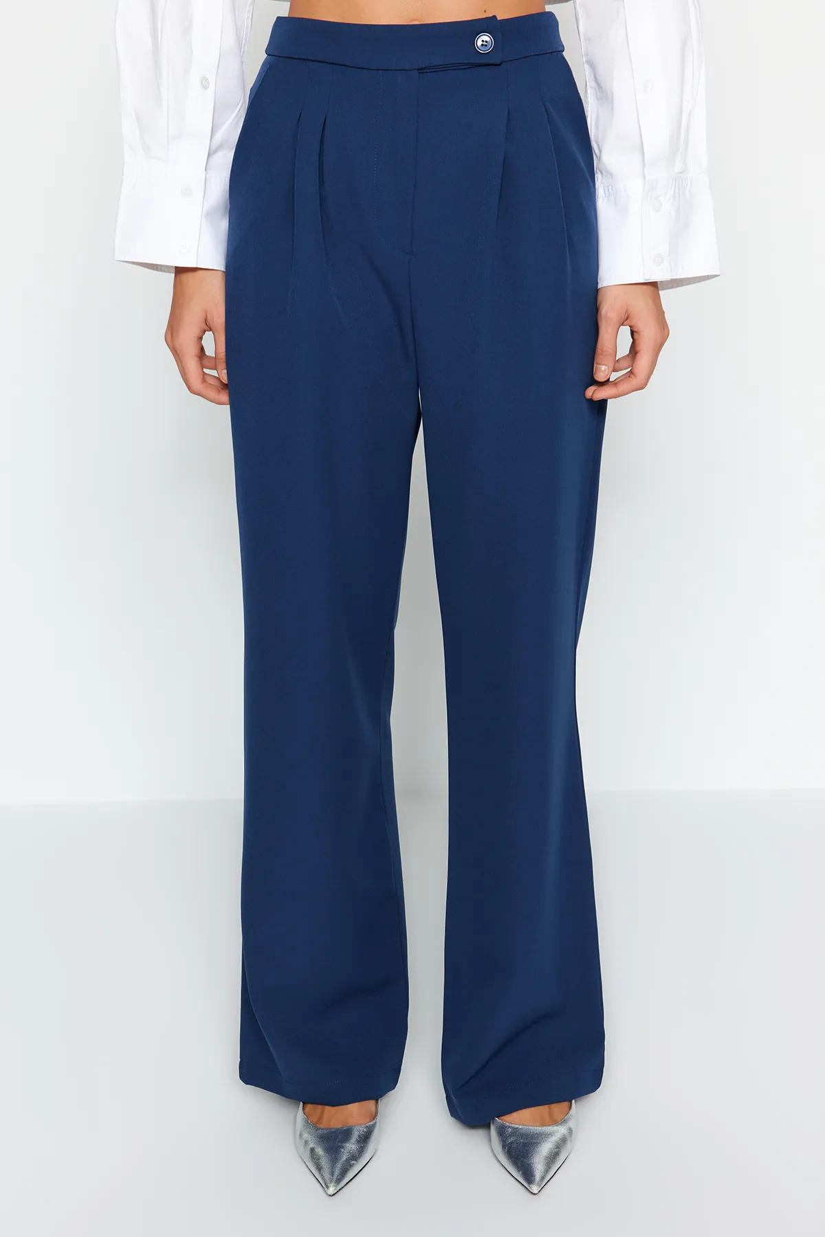 Trendyol Collection  Marineblaue gewebte Hose mit weitem Bein, weitem Bein und hoher Taille TWOAW22PL0066