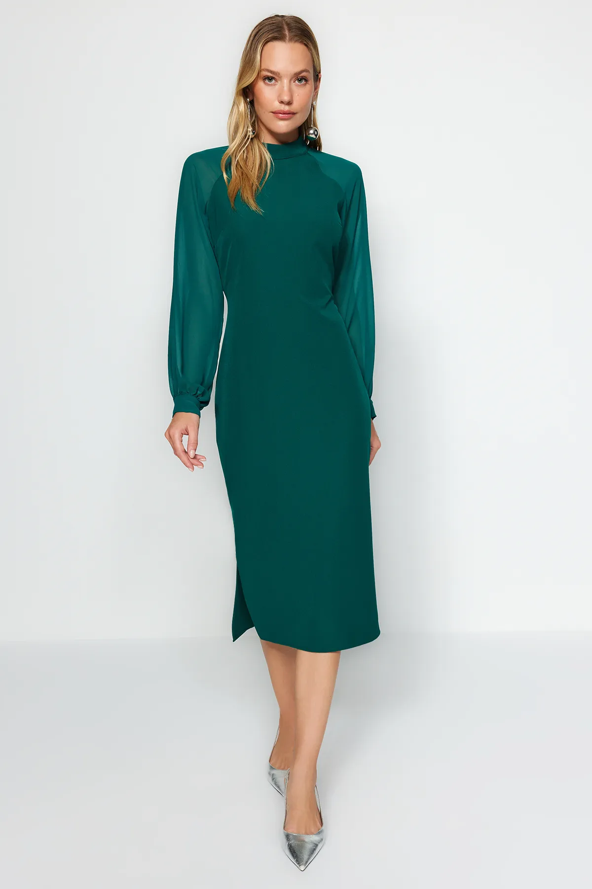 Trendyol Collection  Smaragdgrünes, detailliertes Midi-Webkleid mit Stehkragen und Ärmeln TWOAW24EL00461