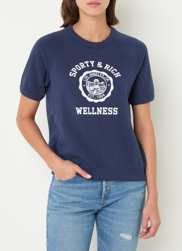 Sportisks un grezns smalki adīts T-krekls ar logotipa apdruku