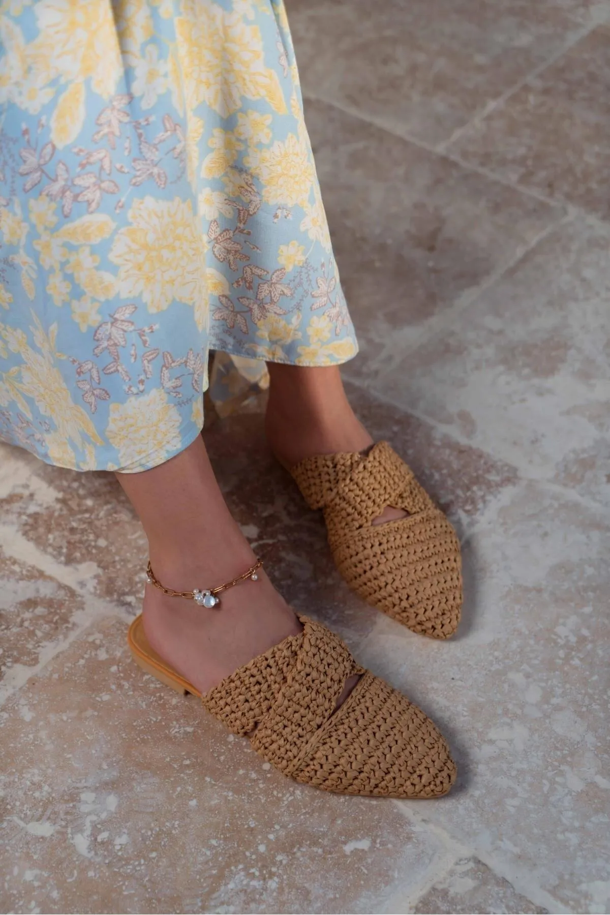 NİŞANTAŞI SHOES  Hellbraune, gestrickte Damenhausschuhe mit Kreuzband-Detail