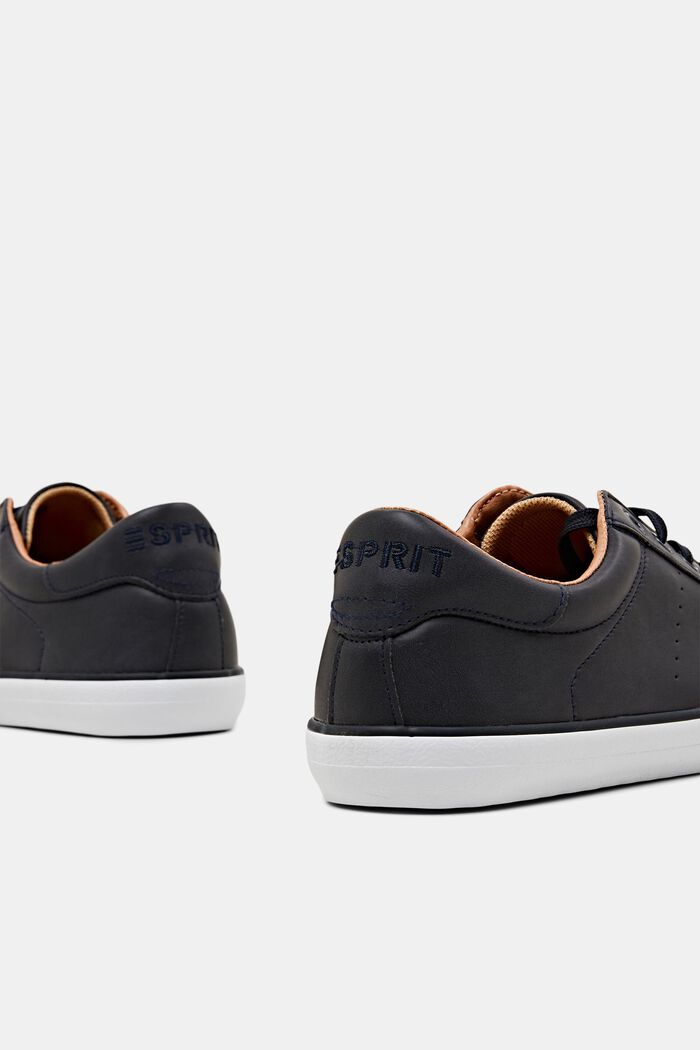 Sneaker in Lederoptik