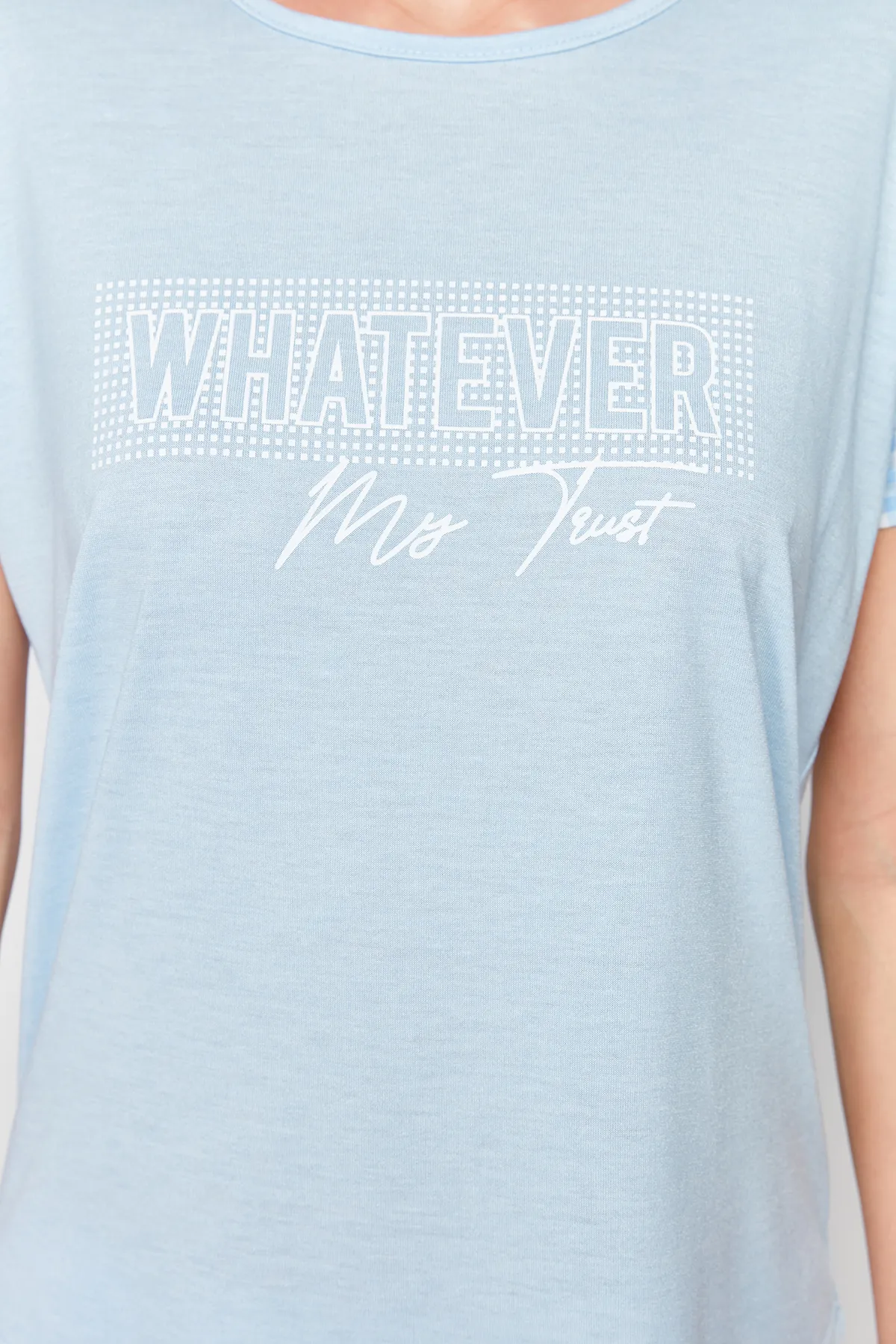 Trendyol Collection  Blaues Pyjama-Set aus Strick mit Gingham-Muster und Slogan-Aufdruck THMSS24PT00364