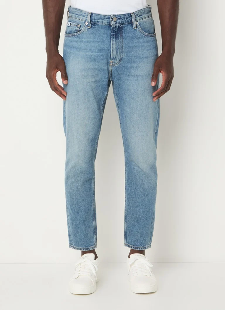 Calvin Klein slim fit cropped jeans med medium vask og sidelommer