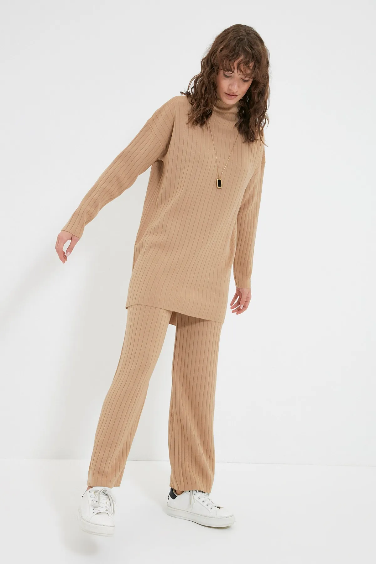 Trendyol Modest  Kamelfarbenes Strickset mit geripptem Pullover und Hose und halbem Rollkragen TCTAW22US0101