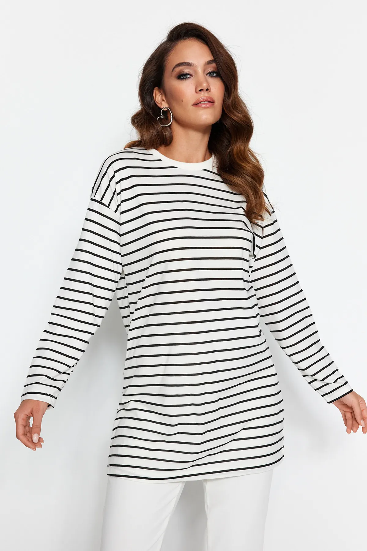 Trendyol Modest  Schwarze gestreifte Stricktunika TCTAW22UK0240
