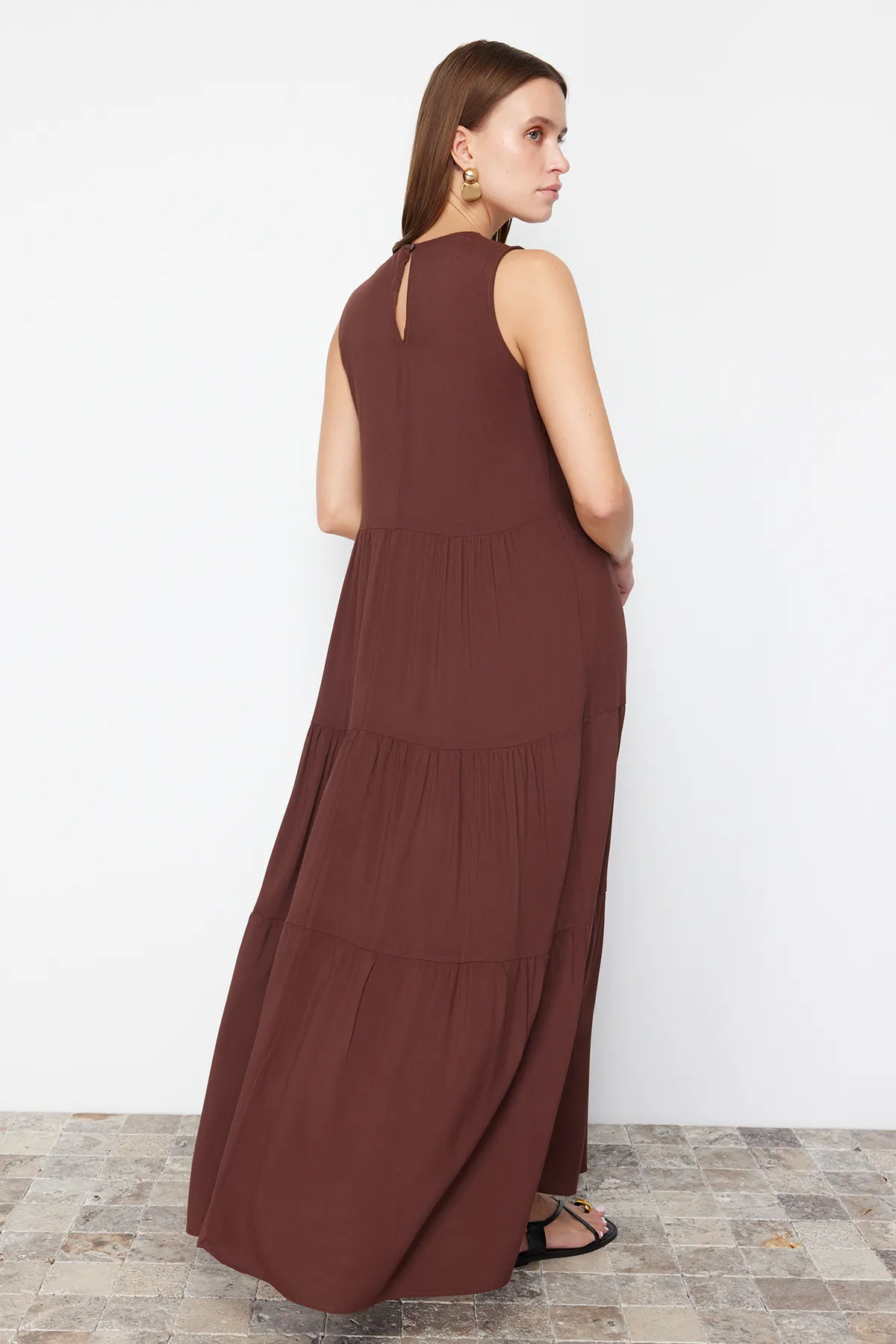 Trendyol Collection  Braunes gerade geschnittenes ärmelloses Midi-Gewebekleid TWOSS20EL1954