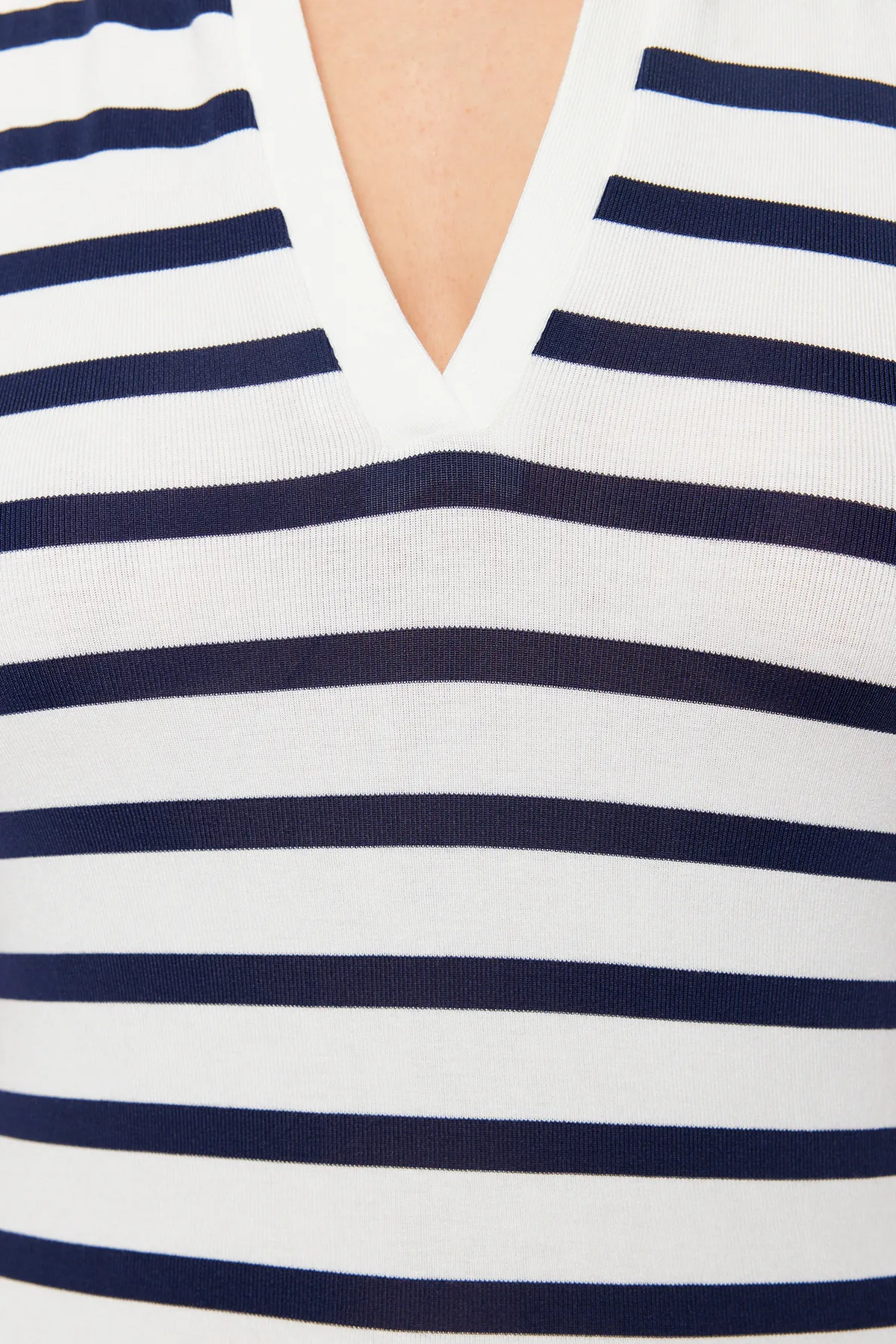 Trendyol Collection  Navy Blue*001 Figurbetonte/figurbetonte Stretch-Strickbluse mit Polokragen TWOSS24BZ00517