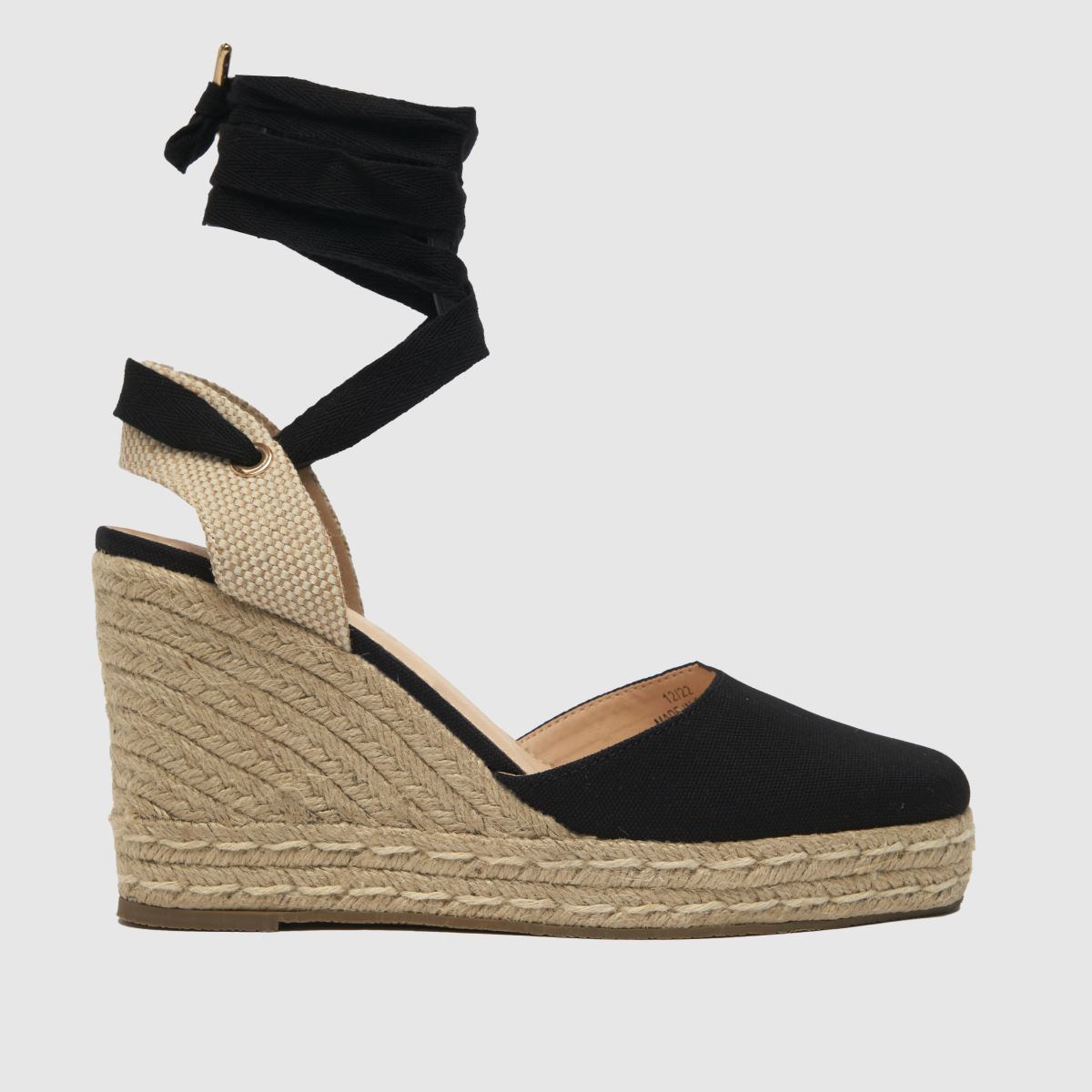 Schuh Venus – Svarta sandaler med kilklack och knytband