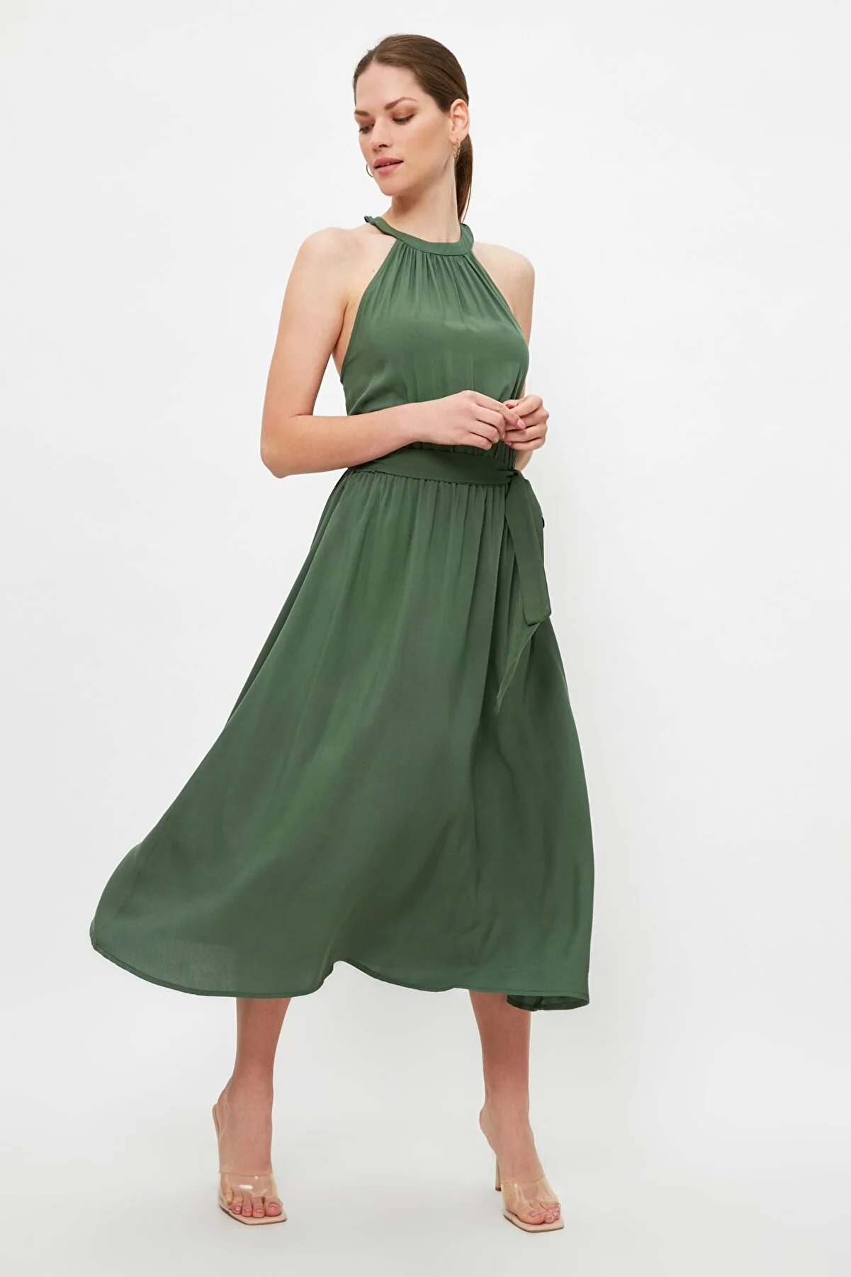 Trendyol Collection  Khakifarbenes A-Linien-Midikleid aus Viskose mit Neckholder und Gürtel TWOSS19EL0155