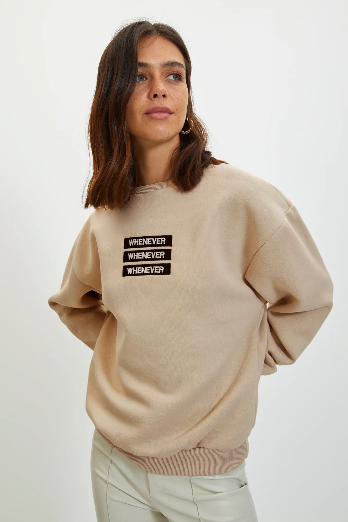 Trendyol Collection  Beiges, dickes Fleece-Sweatshirt mit aufgesticktem Slogan, Rundhalsausschnitt, entspannter/bequemer Passform, TWOAW22SW1464