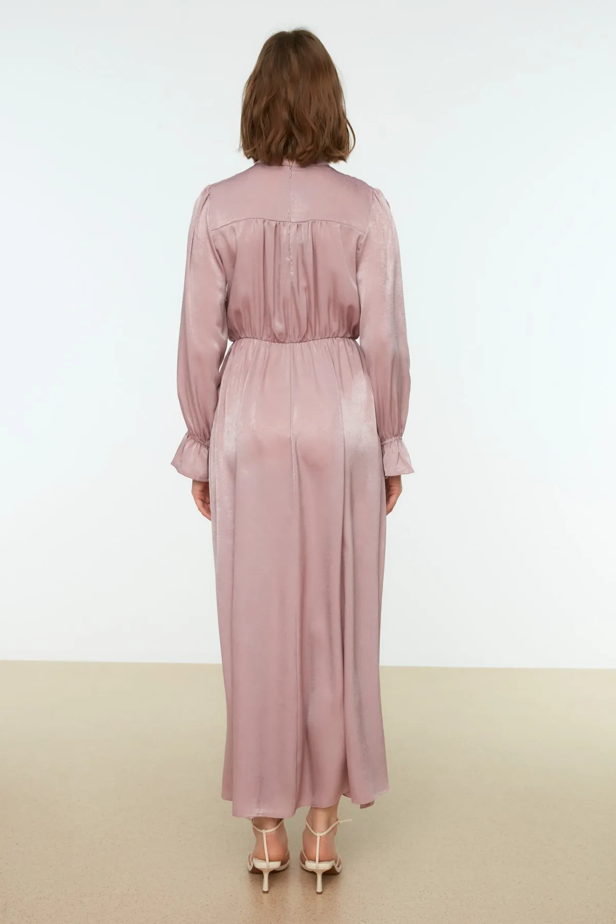 Trendyol Modest  Abendkleid aus Satin mit „Dried Rose Brit“-Details TCTSS22EB0090