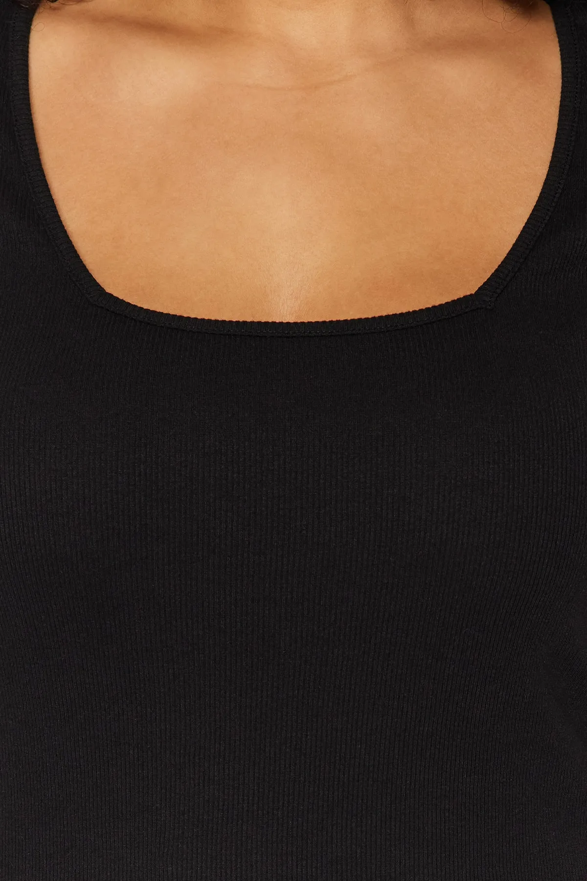 Trendyol Curve  Schwarzes Strick-T-Shirt mit quadratischem Kragen TBSSS22BF0027