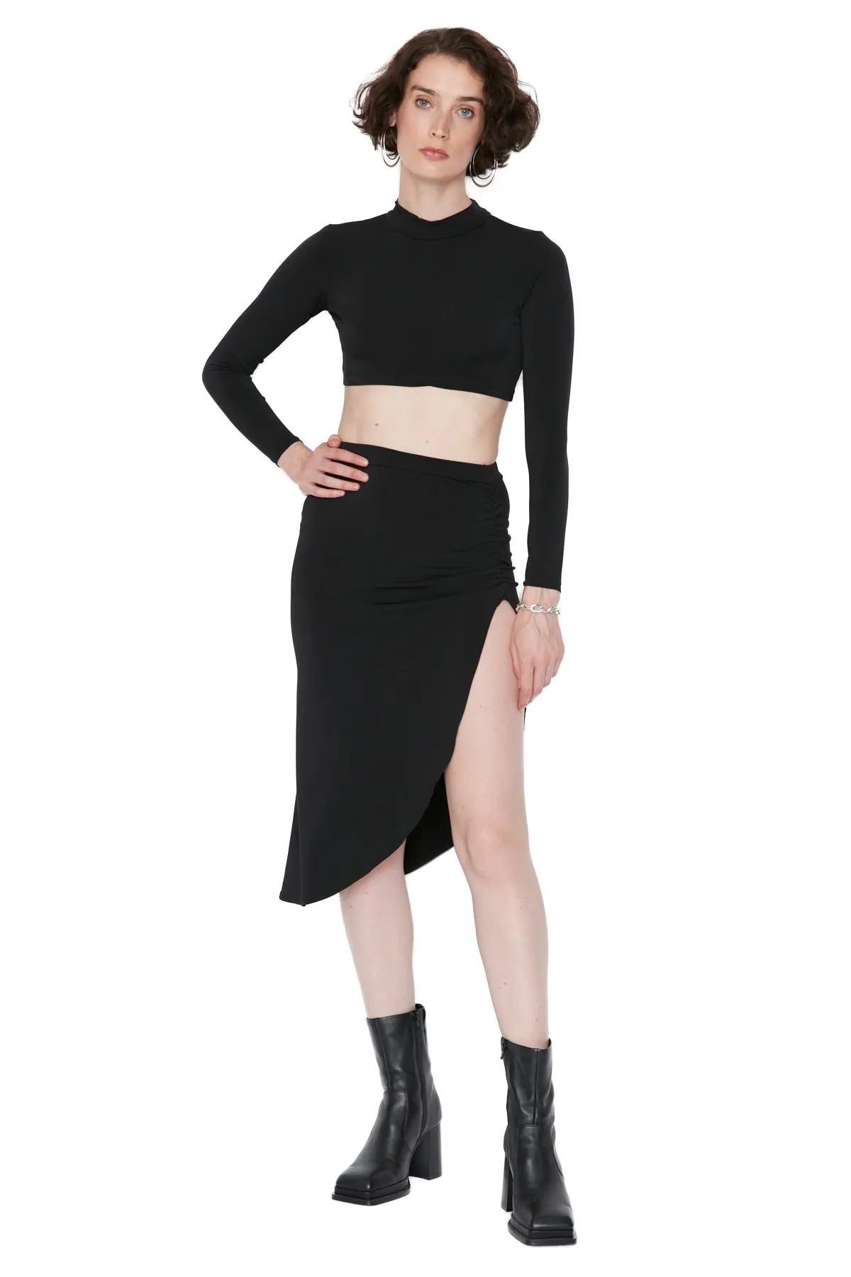 Trendyol Collection  Schwarzes Crop-Top-Set mit tiefem Schlitz und Raffung, flexiblem Strickoberteil und Unterteil TWOAW22AU0222