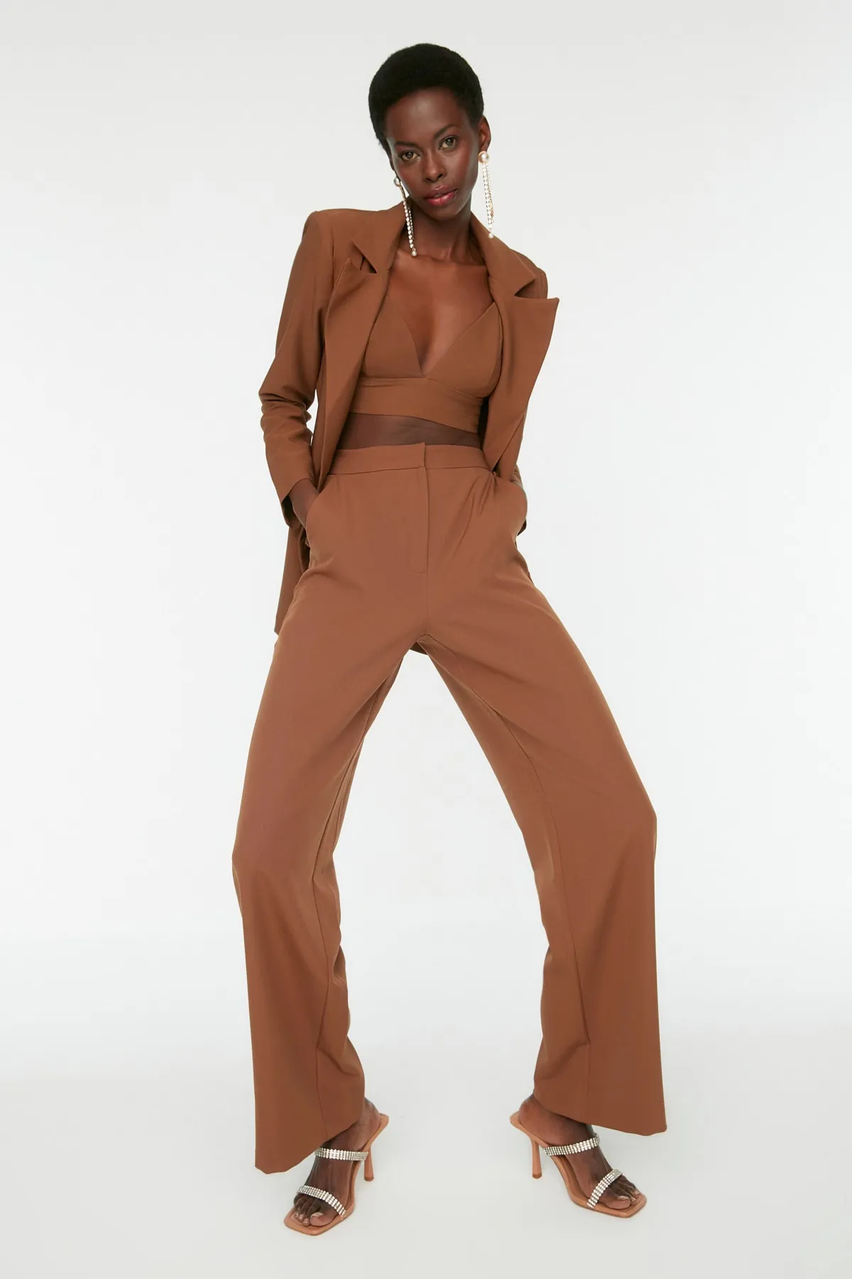 Trendyol Collection  Braune gewebte Hose mit Röhrenbeinen TPRAW22PL0402