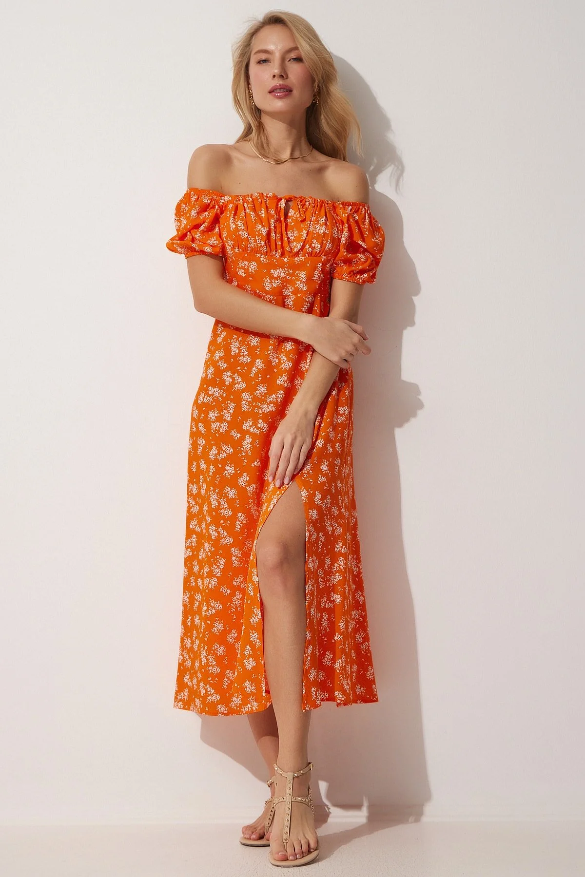 Happiness İstanbul  Orangefarbenes Damen-Sommerkleid aus Viskose mit Carmenkragen und Blumenmuster DD01209