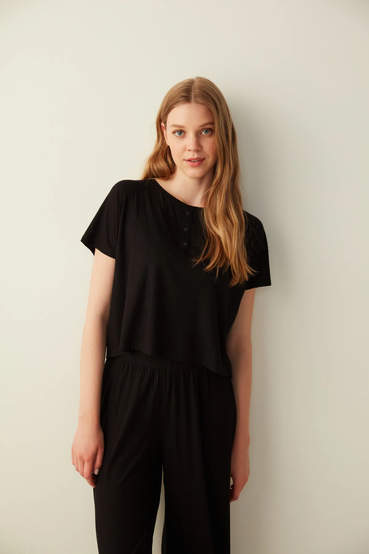 Penti  Schwarzes T-Shirt-Pyjamaoberteil mit Kragen und Knopfleiste