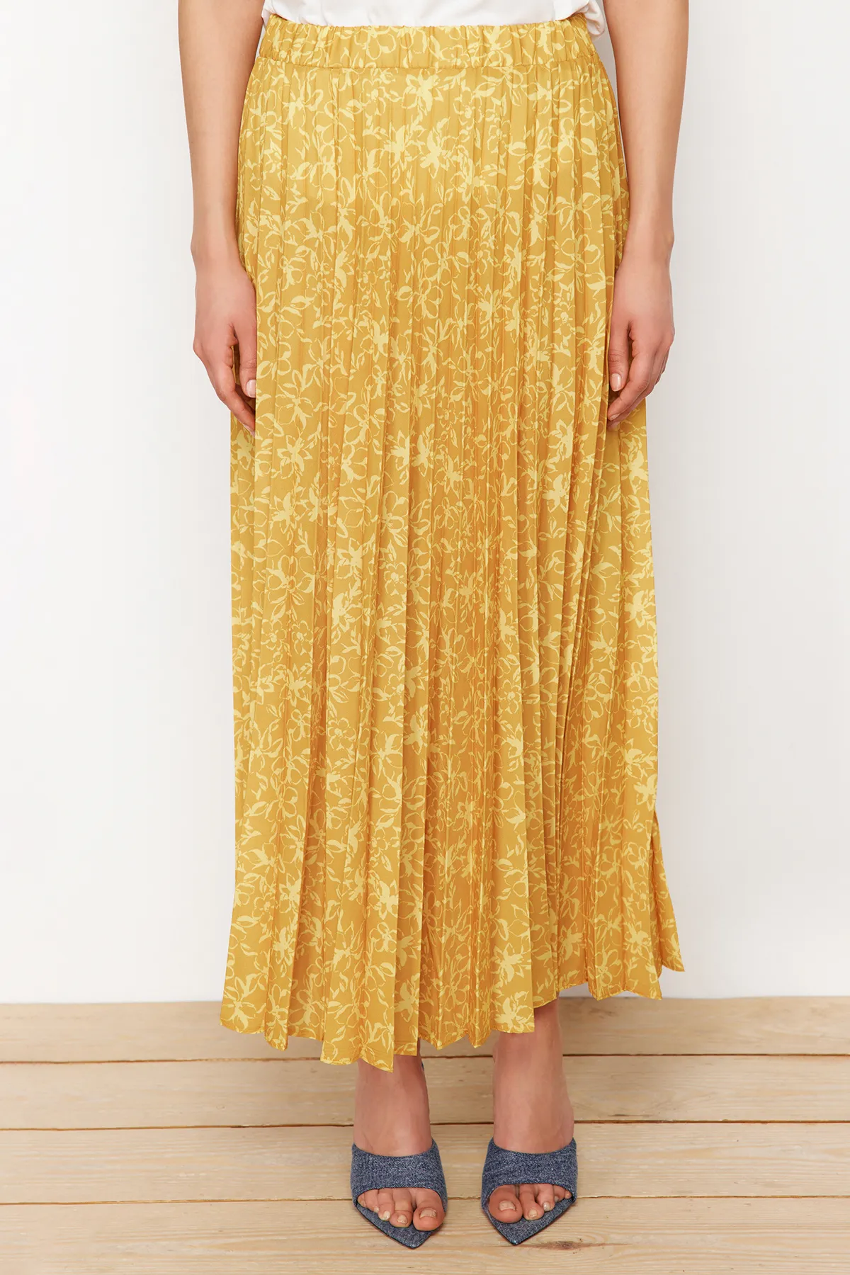 Trendyol Modest  Senffarbener, floral gemusterter, plissierter, gewebter Rock mit elastischem Bund TCTSS23EE00018