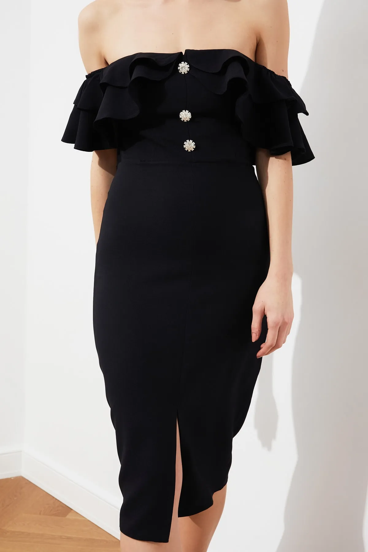 Trendyol Collection  Elegantes Abendkleid mit schwarzen Steinknöpfen TPRSS21EL1403