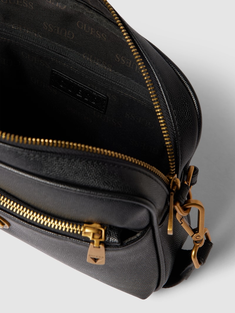Umhängetasche mit Label-Applikation in metallic Modell 'KING' in schwarz