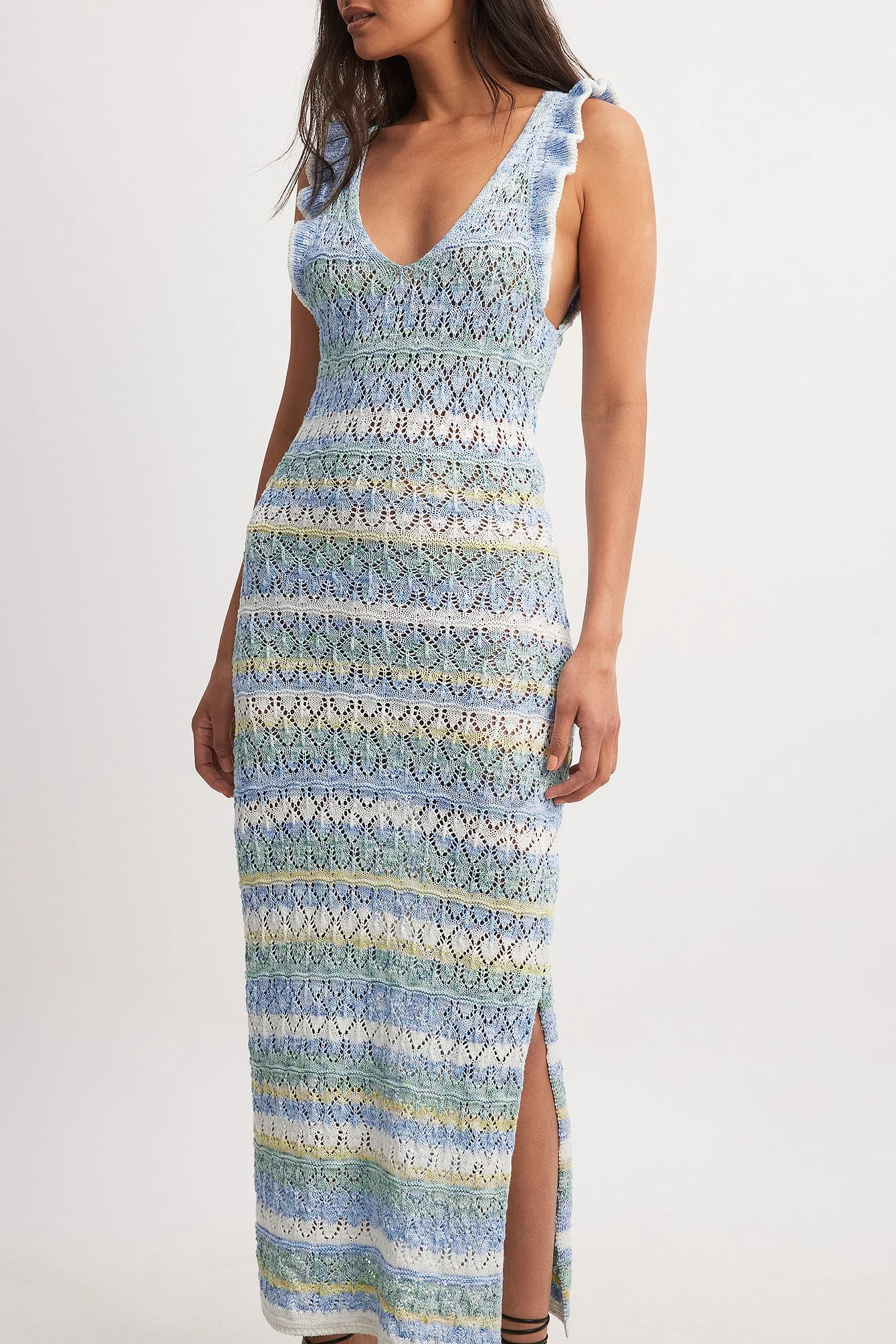 Gestricktes, gestreiftes Midikleid