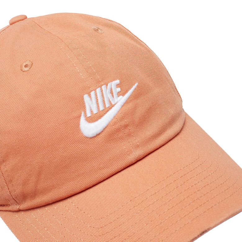 NIKE Club Cap Unstructured Futura Wash L amber brown/white