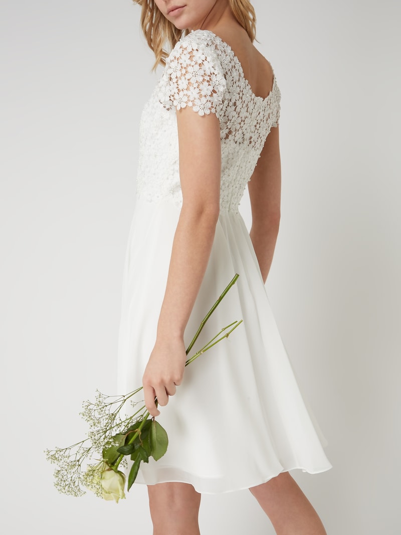 Brautkleid aus Häkelspitze und Chiffon in offwhite