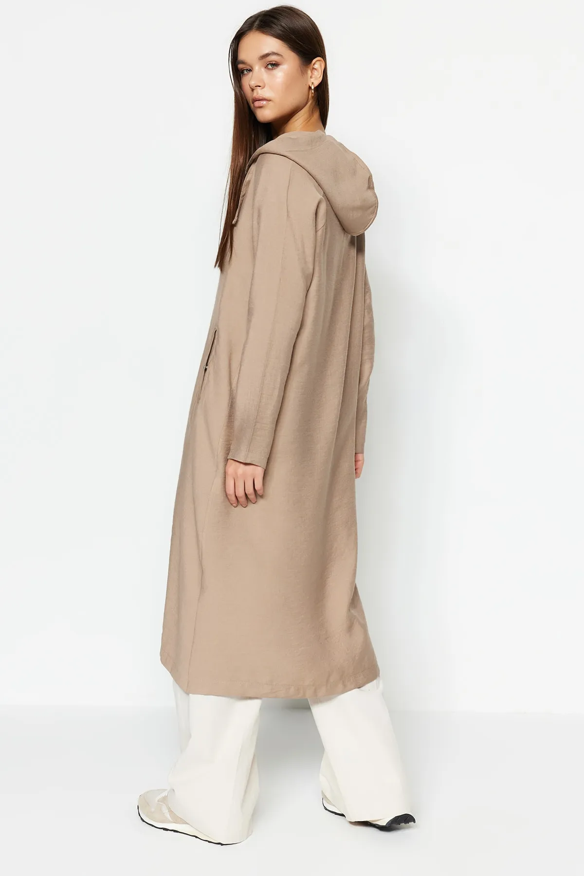 Trendyol Modest  Gewebter Nerzmantel mit Kapuze, Leinenoptik, Druckknopfverschluss, Ferace TCTSS21KF0002