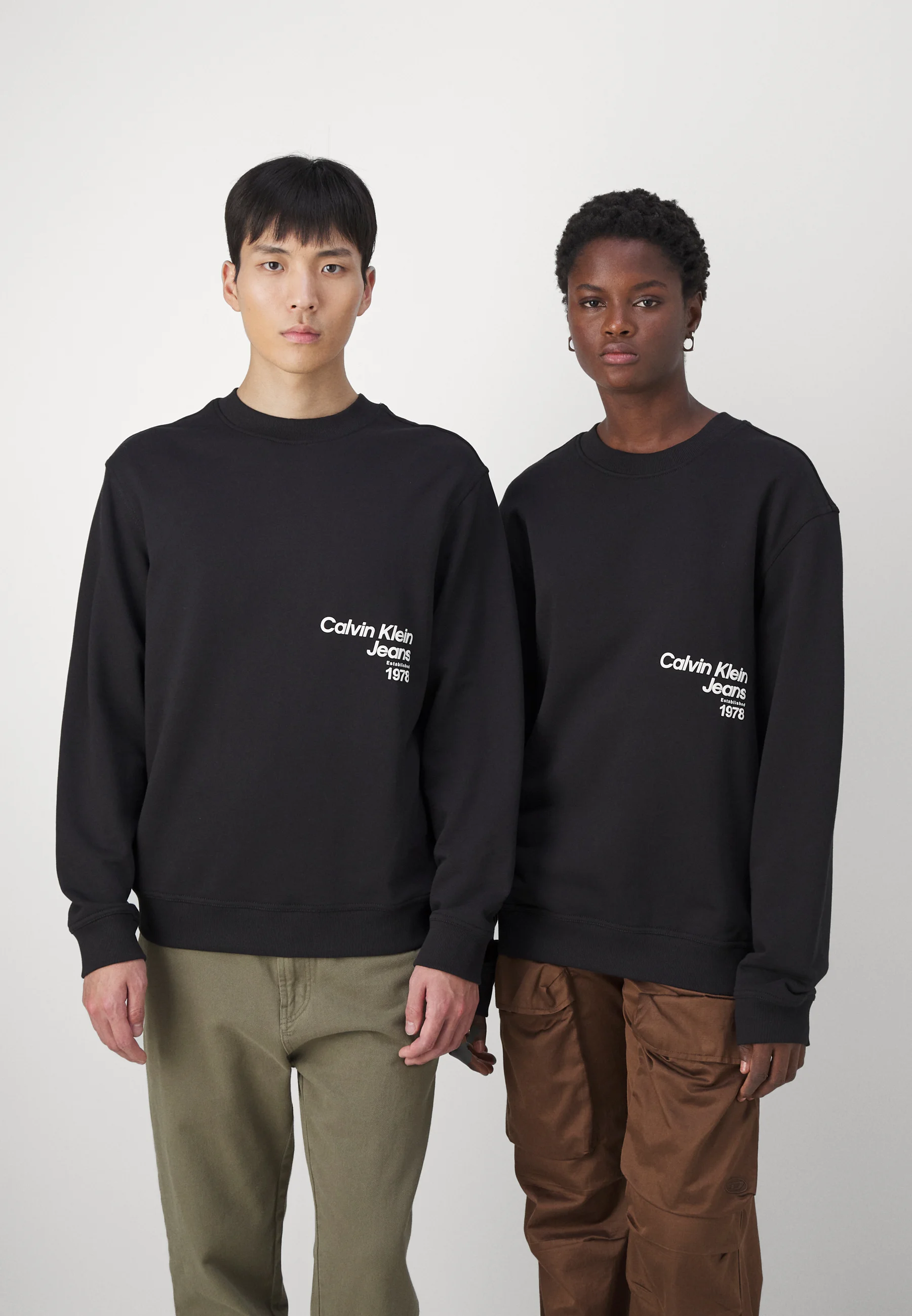 Sudadera unisex de cuello redondo con logotipo difuso de Calvin Klein Jeans