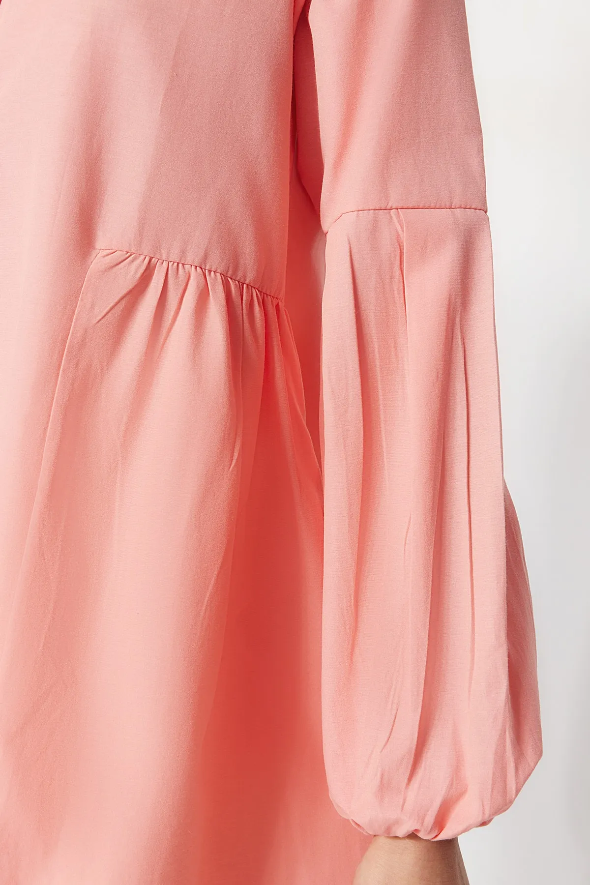 Trendyol Modest  Gewebte Baumwolltunika mit gerafftem Kragen und getrockneten Rosenmuster TCTSS23UK00088