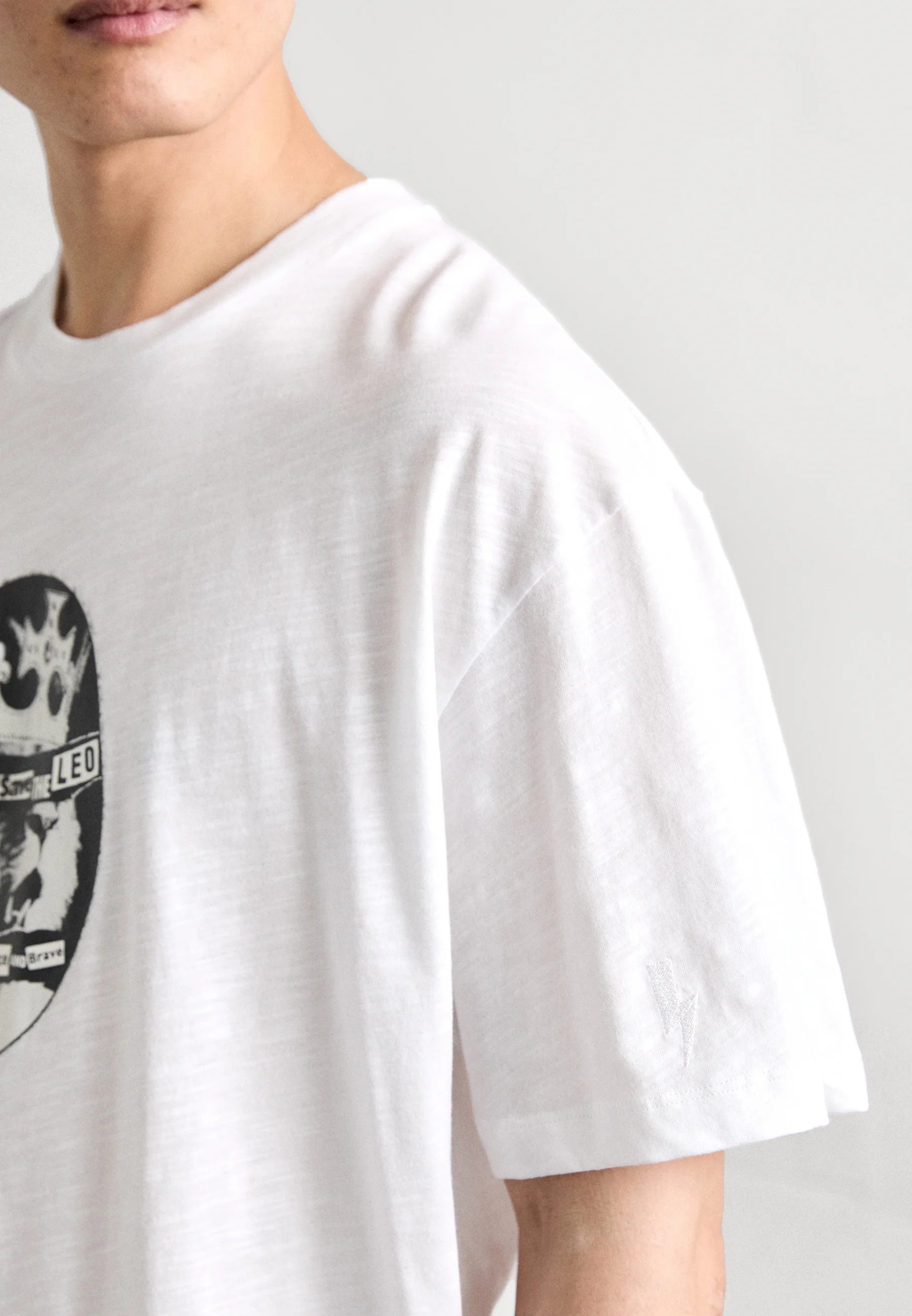 Neil Barrett BANDA DE ROCK CON HOMBROS CAÍDOS ZODIAC LEON - Camiseta con estampado