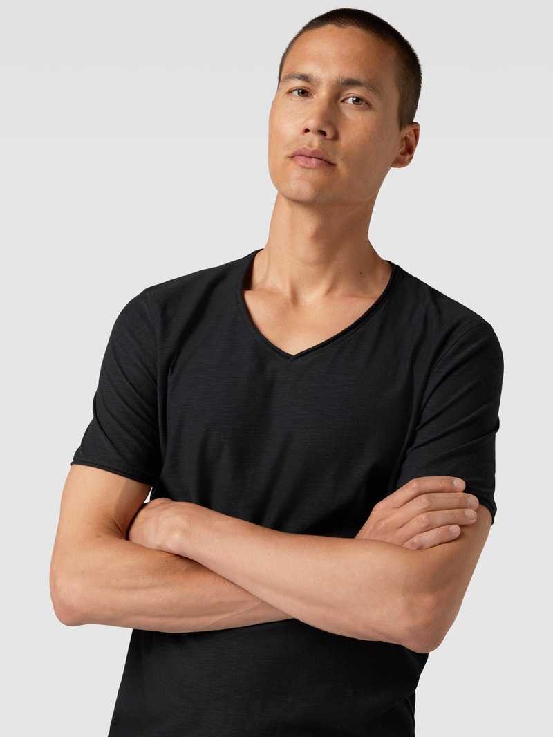 Regular Fit T-Shirt aus Baumwolle mit V-Ausschnitt in schwarz